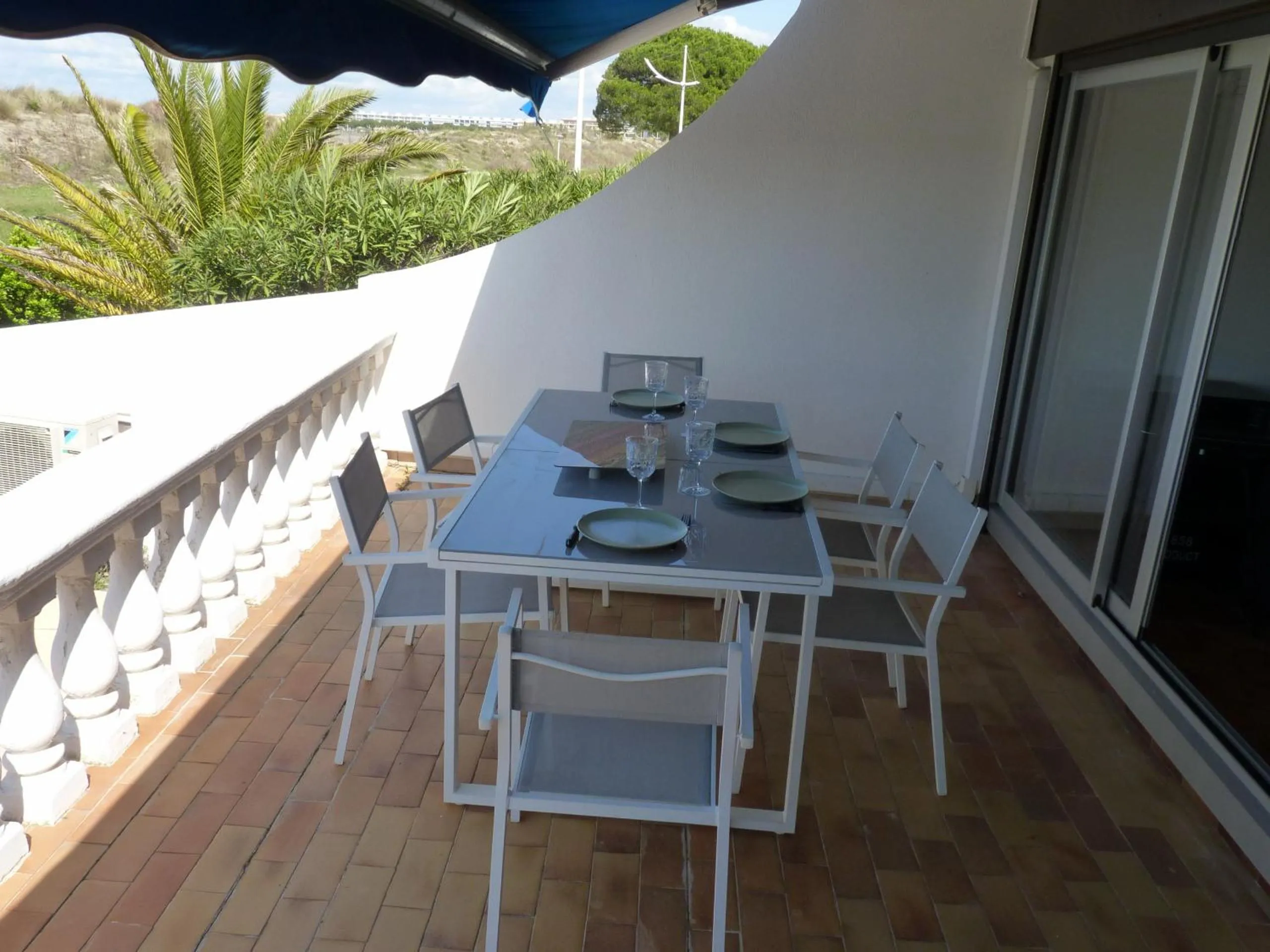 Sol-y-Days Flamant, Superbe appartement en rez de jardin avec grande terrasse et jardinet, face a la mer
