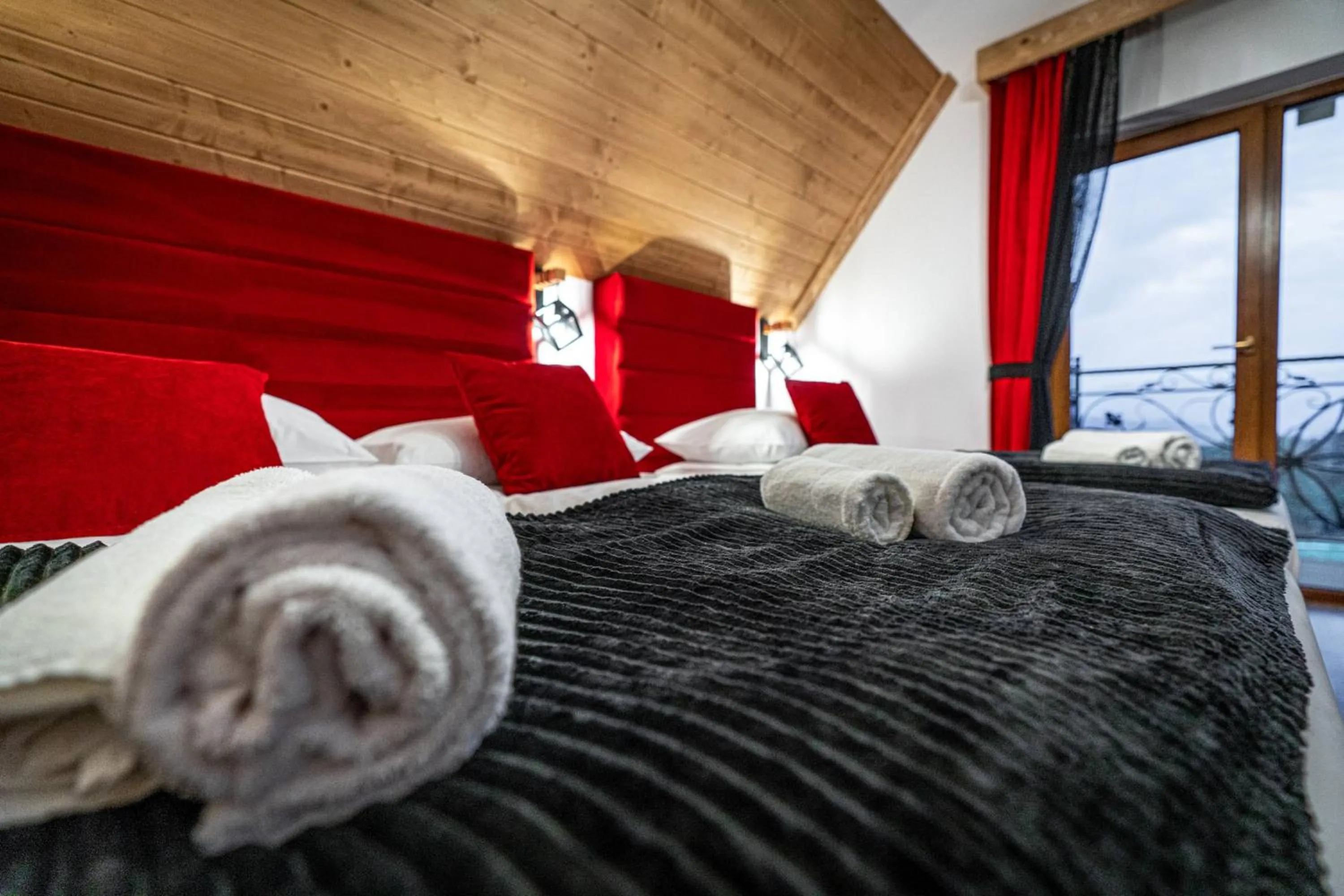 Bed in Dworek nad Jałowcami z Jacuzzi