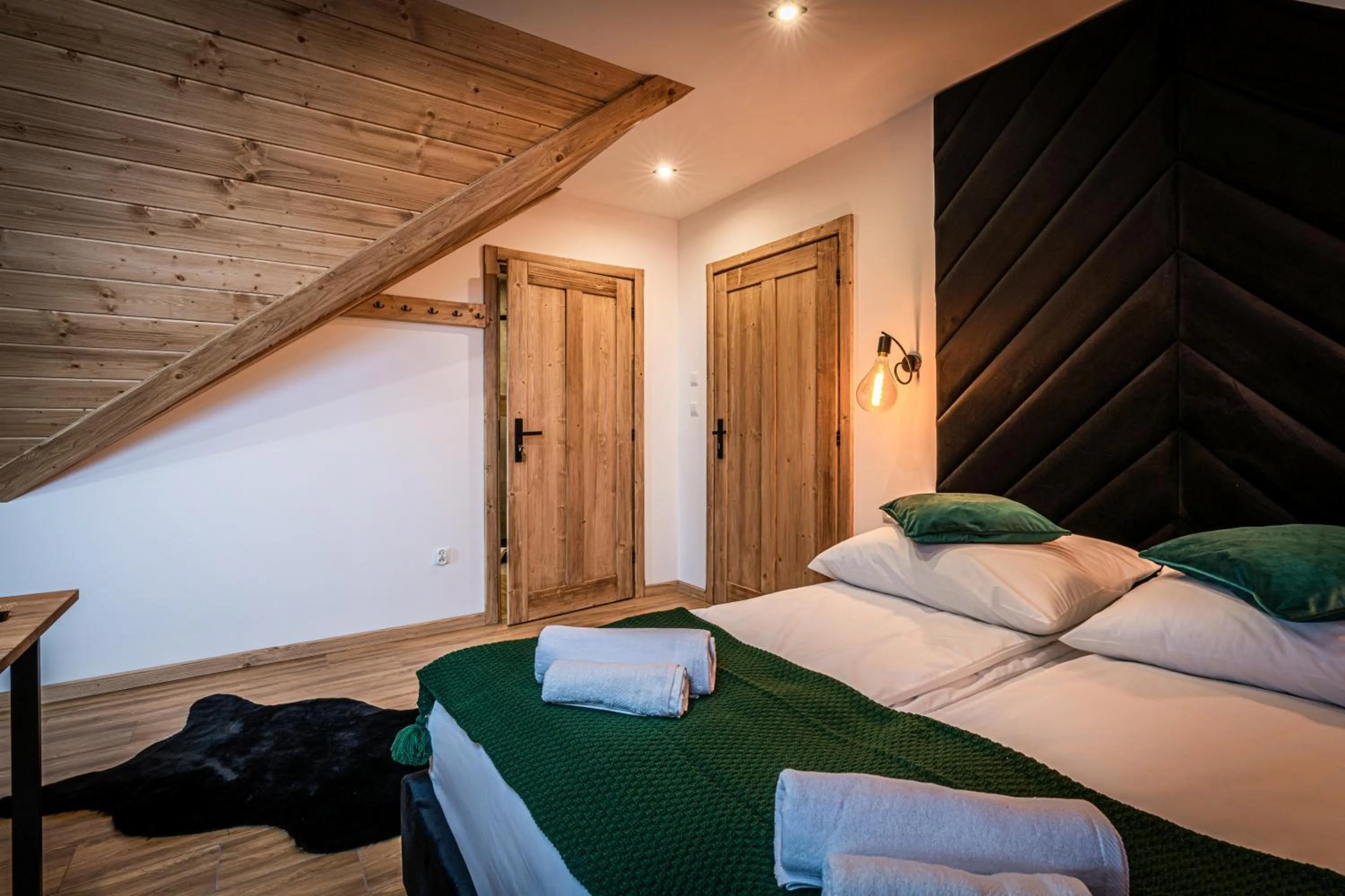 Bed in Dworek nad Jałowcami z Jacuzzi