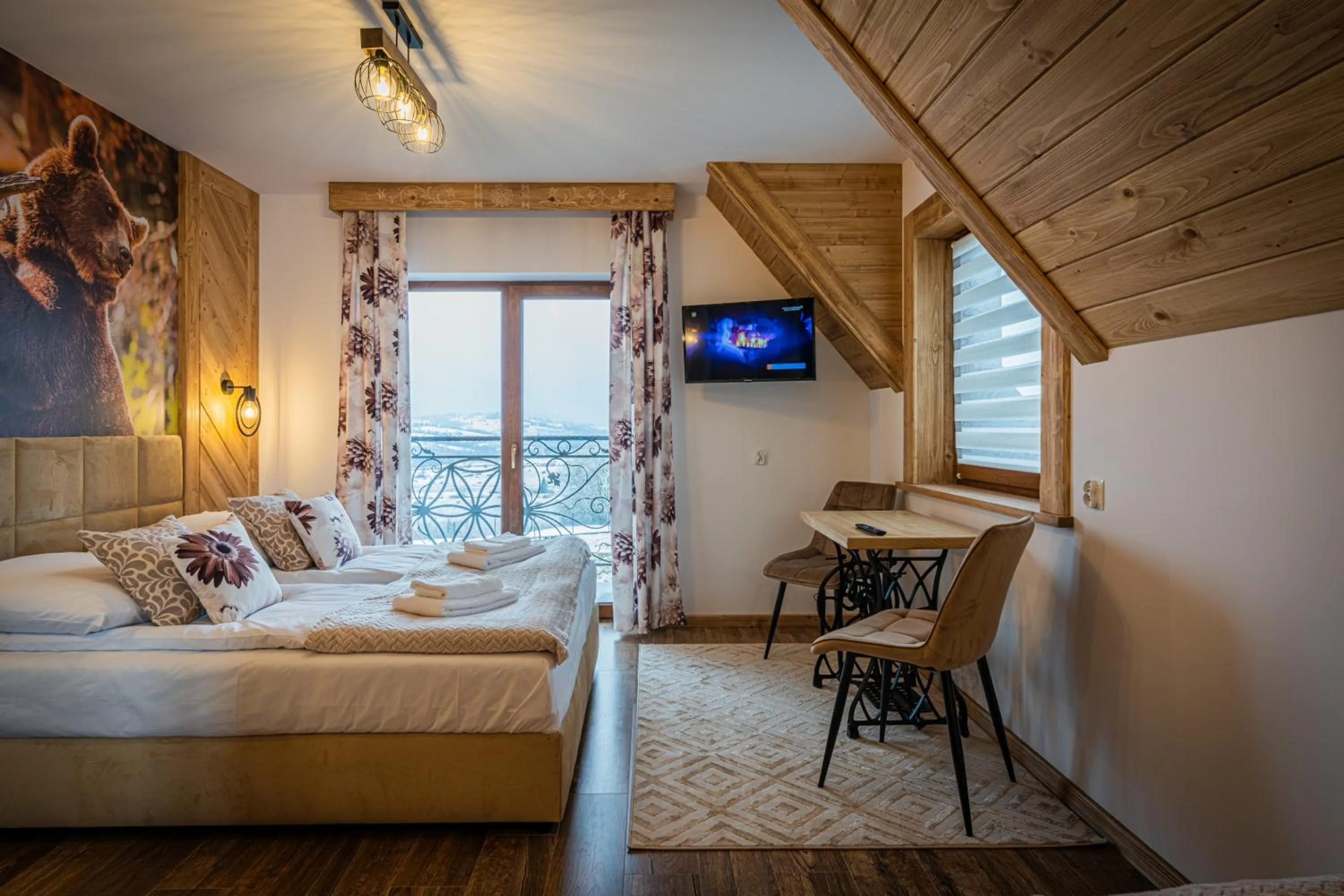 Bed in Dworek nad Jałowcami z Jacuzzi