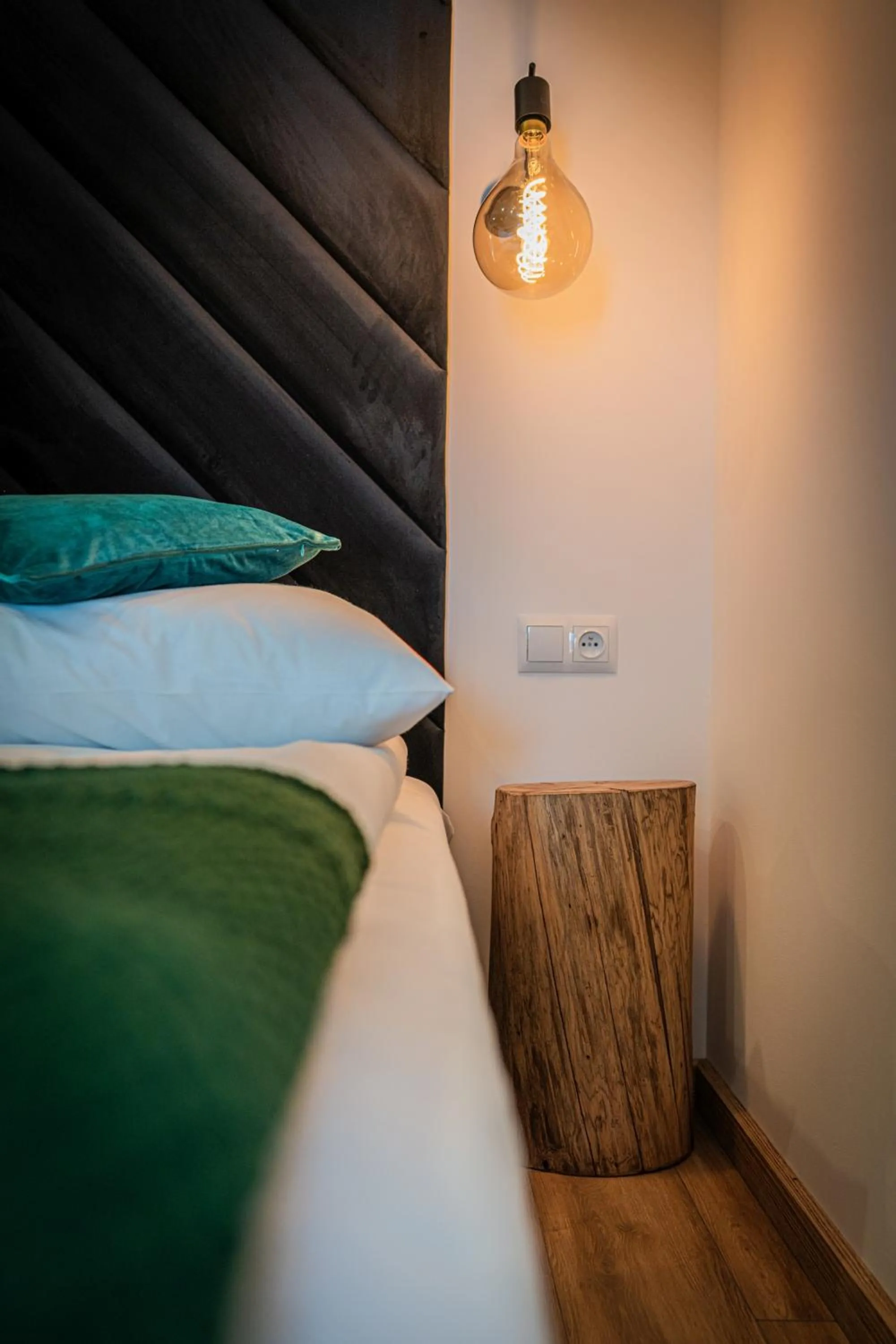 Bed in Dworek nad Jałowcami z Jacuzzi