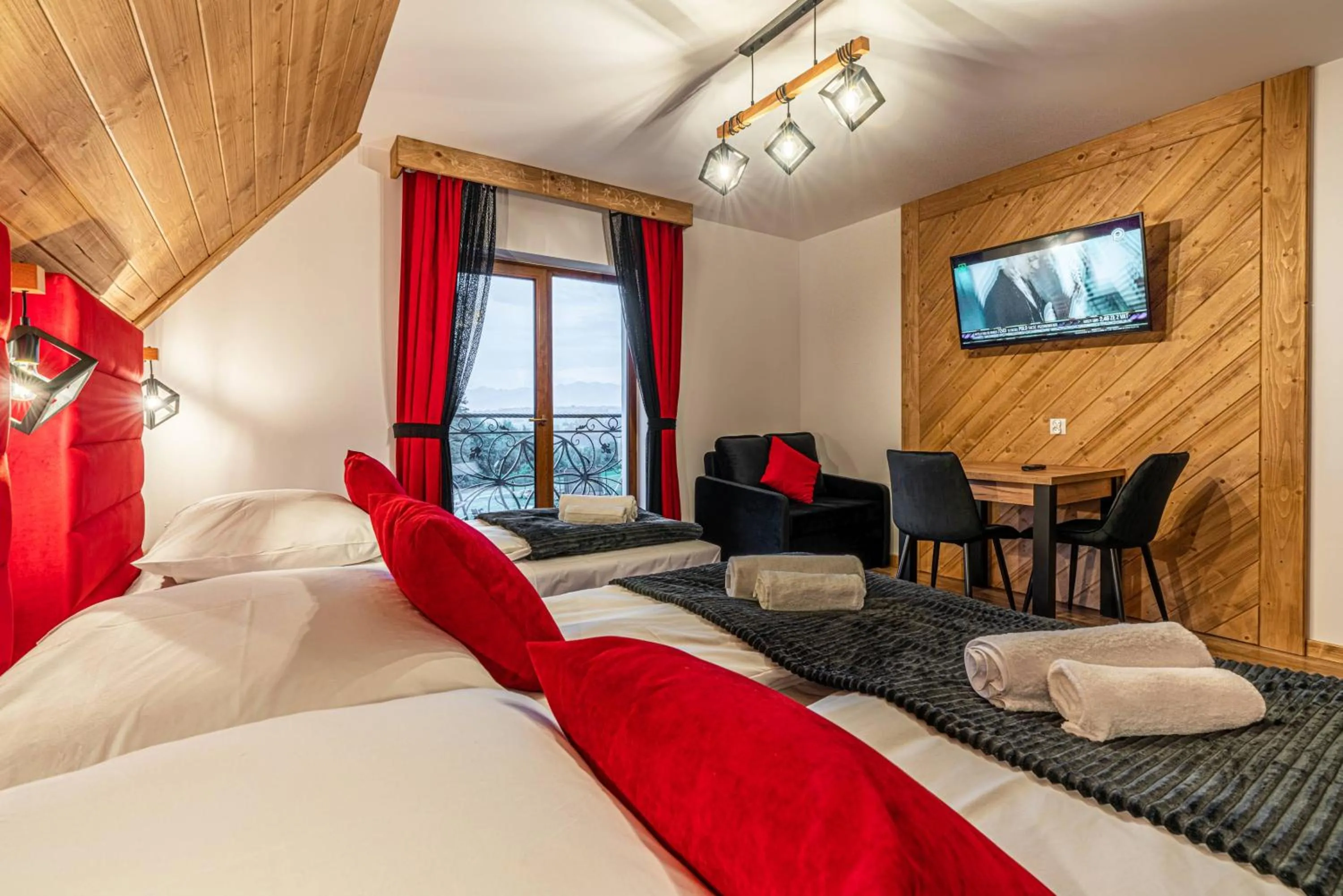 Bed in Dworek nad Jałowcami z Jacuzzi