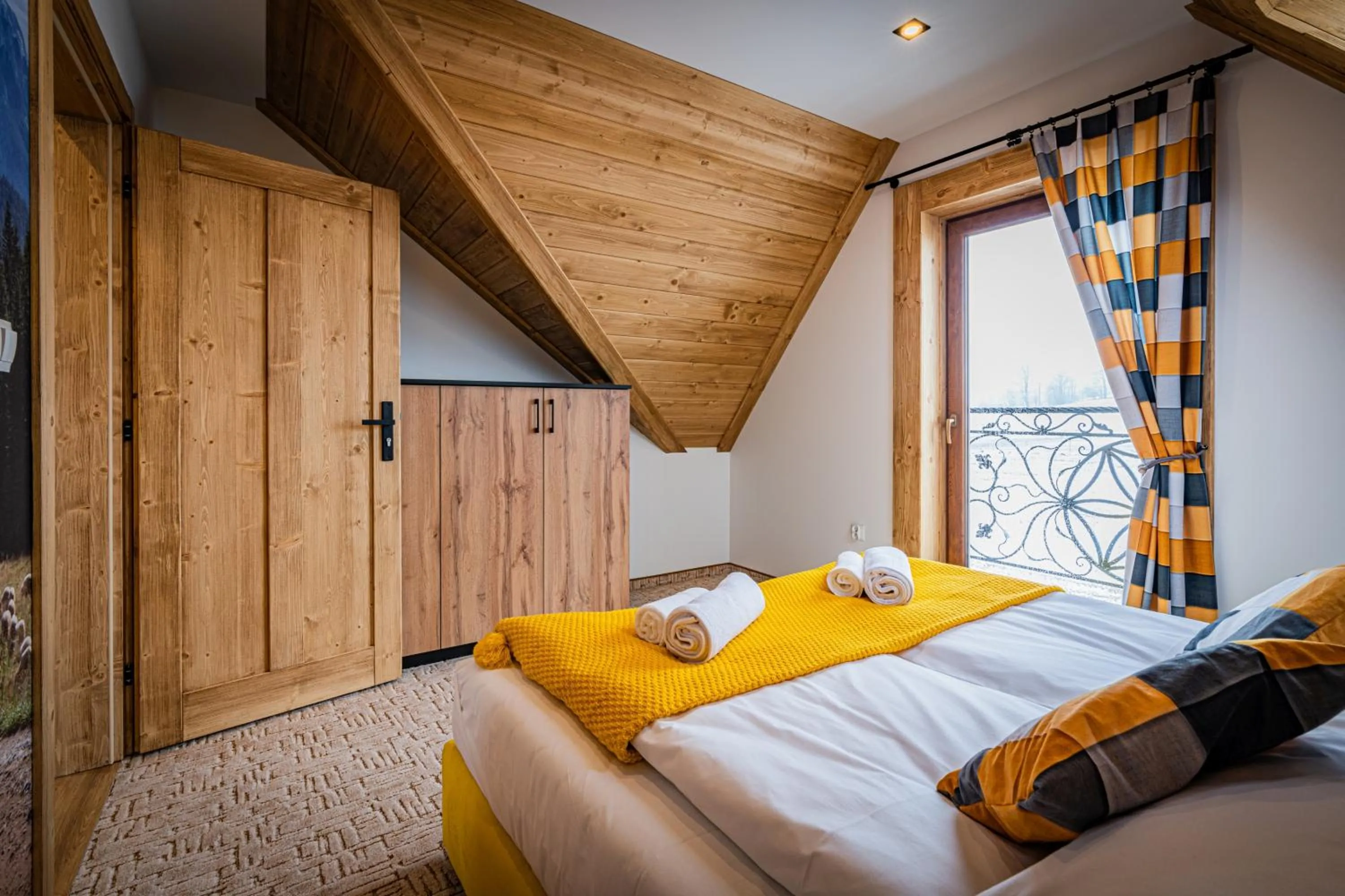 Bed in Dworek nad Jałowcami z Jacuzzi