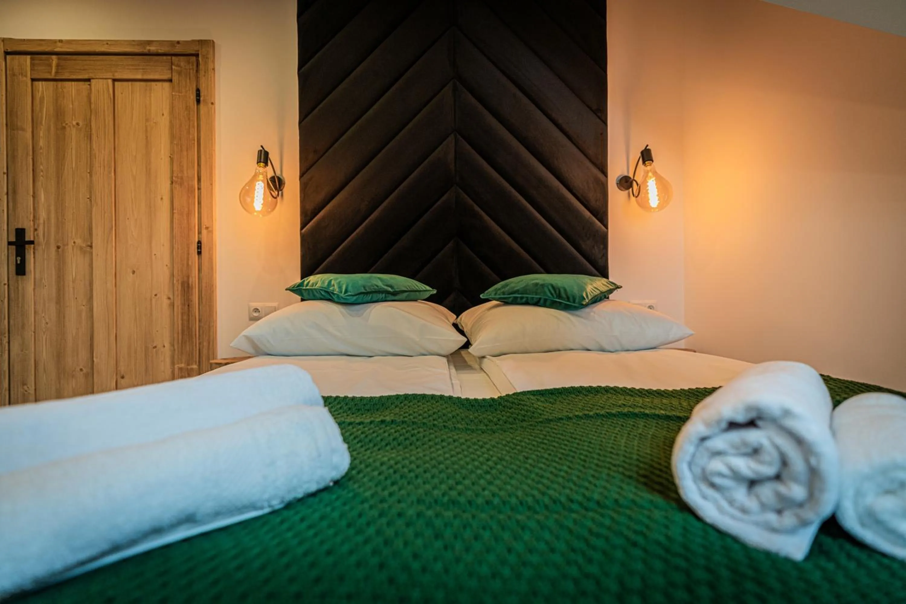 Bed in Dworek nad Jałowcami z Jacuzzi