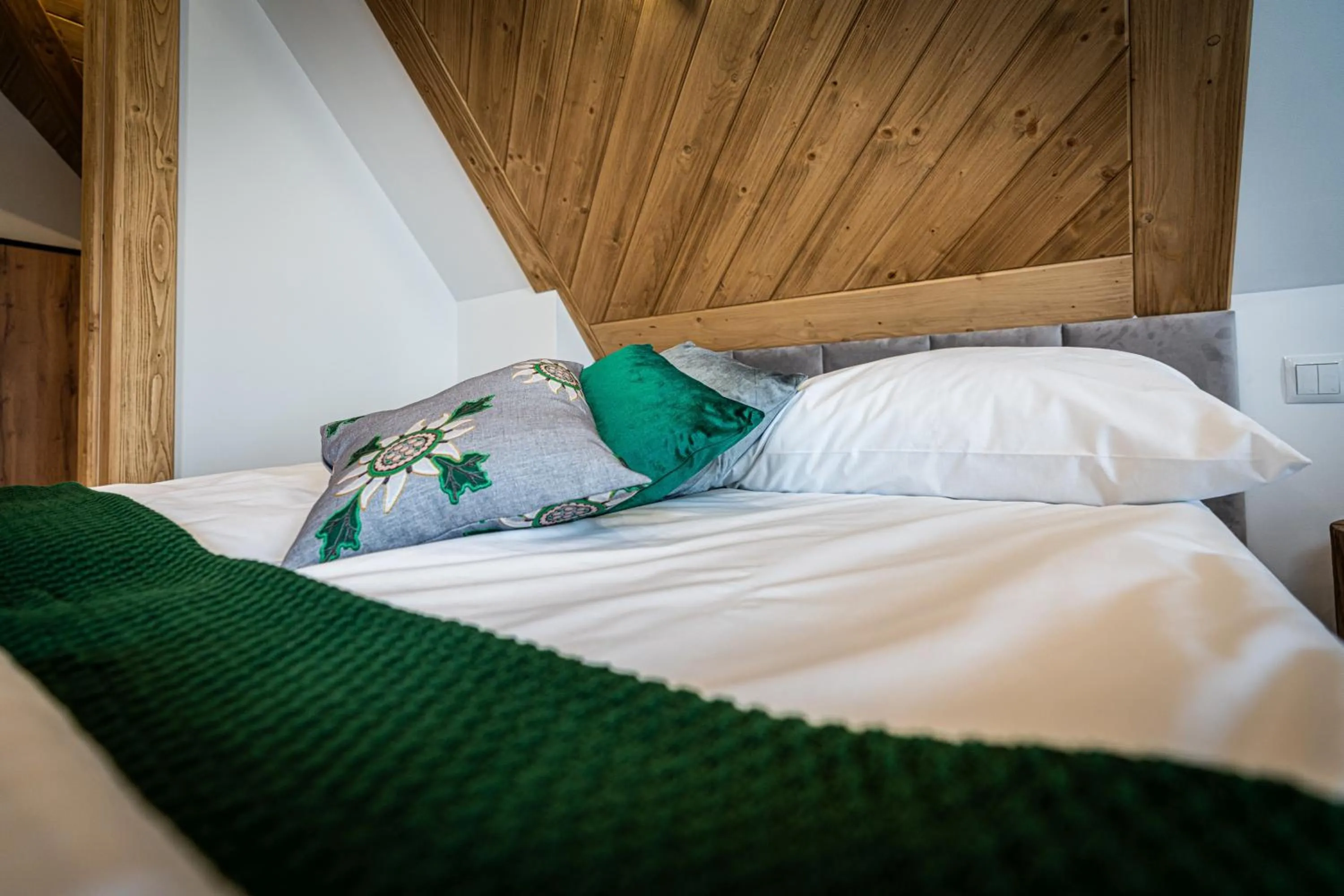 Bed in Dworek nad Jałowcami z Jacuzzi