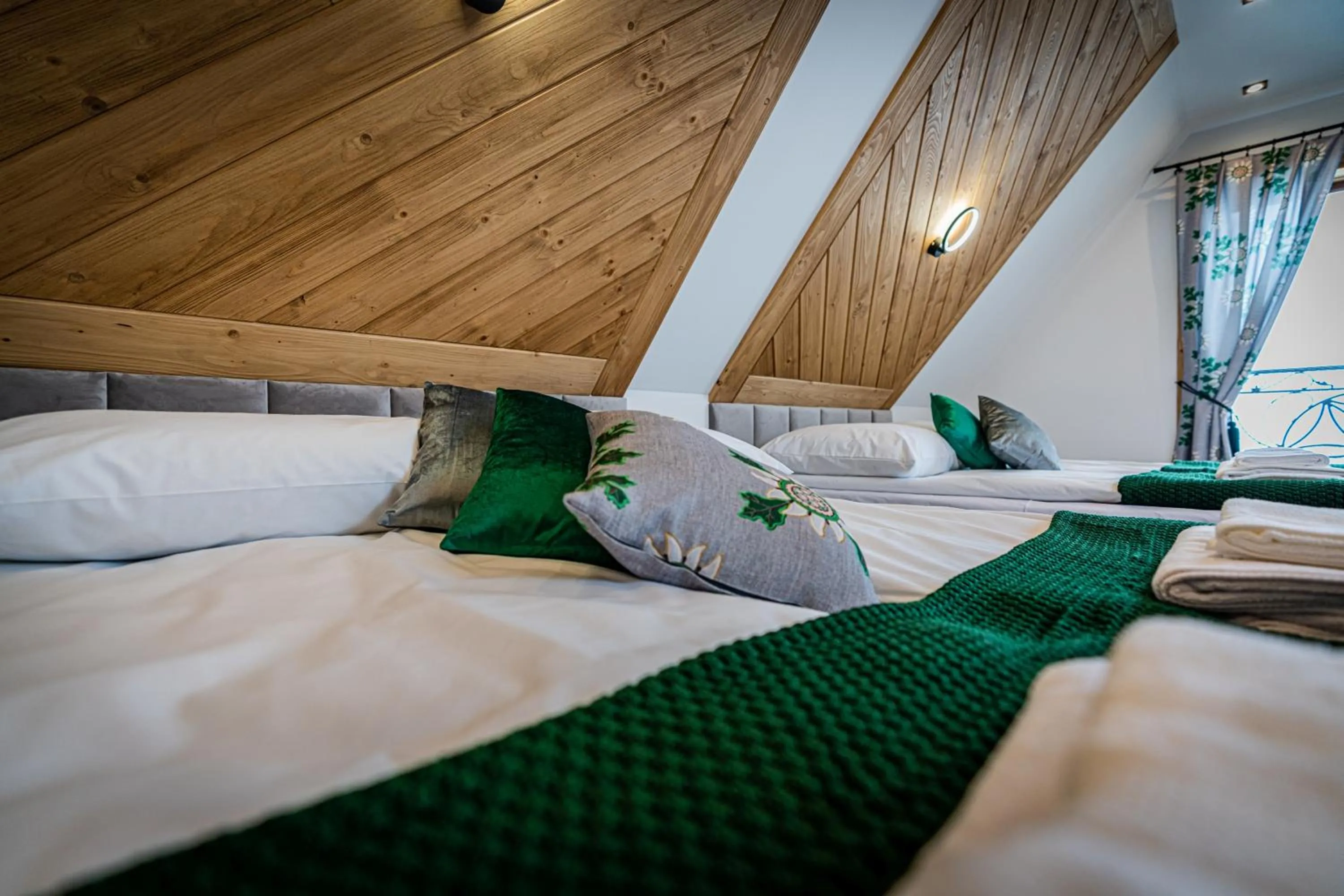Bed in Dworek nad Jałowcami z Jacuzzi