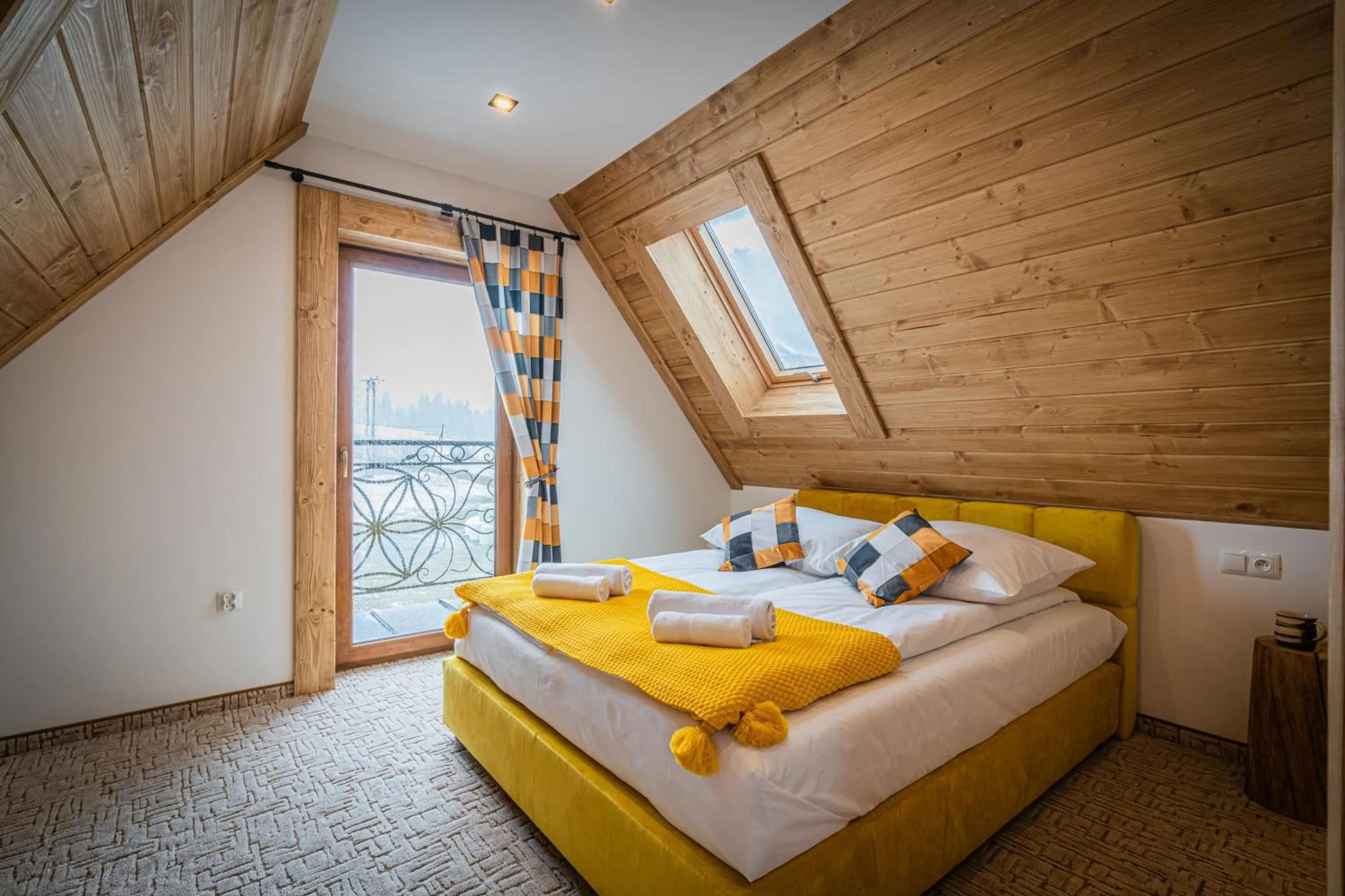 Bed in Dworek nad Jałowcami z Jacuzzi