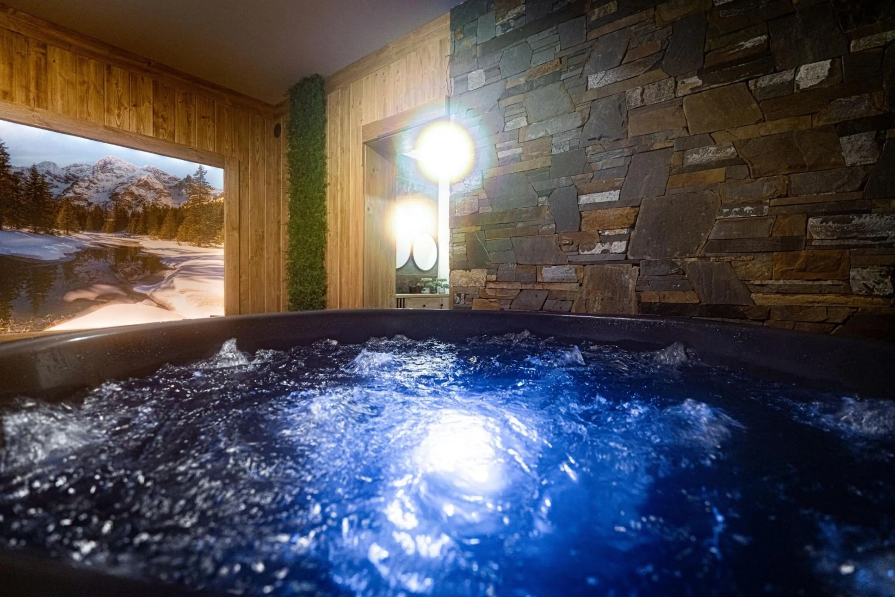 Hot Tub in Dworek nad Jałowcami z Jacuzzi