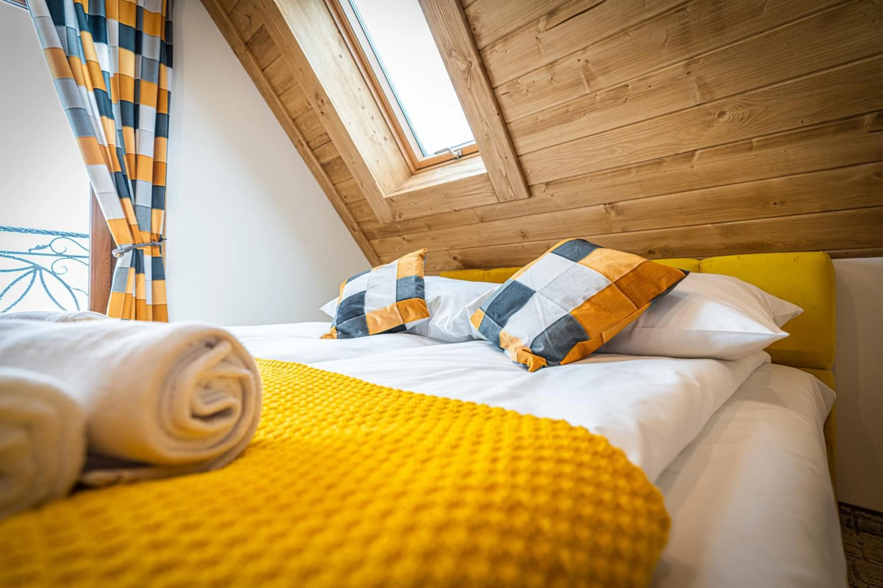Bed in Dworek nad Jałowcami z Jacuzzi