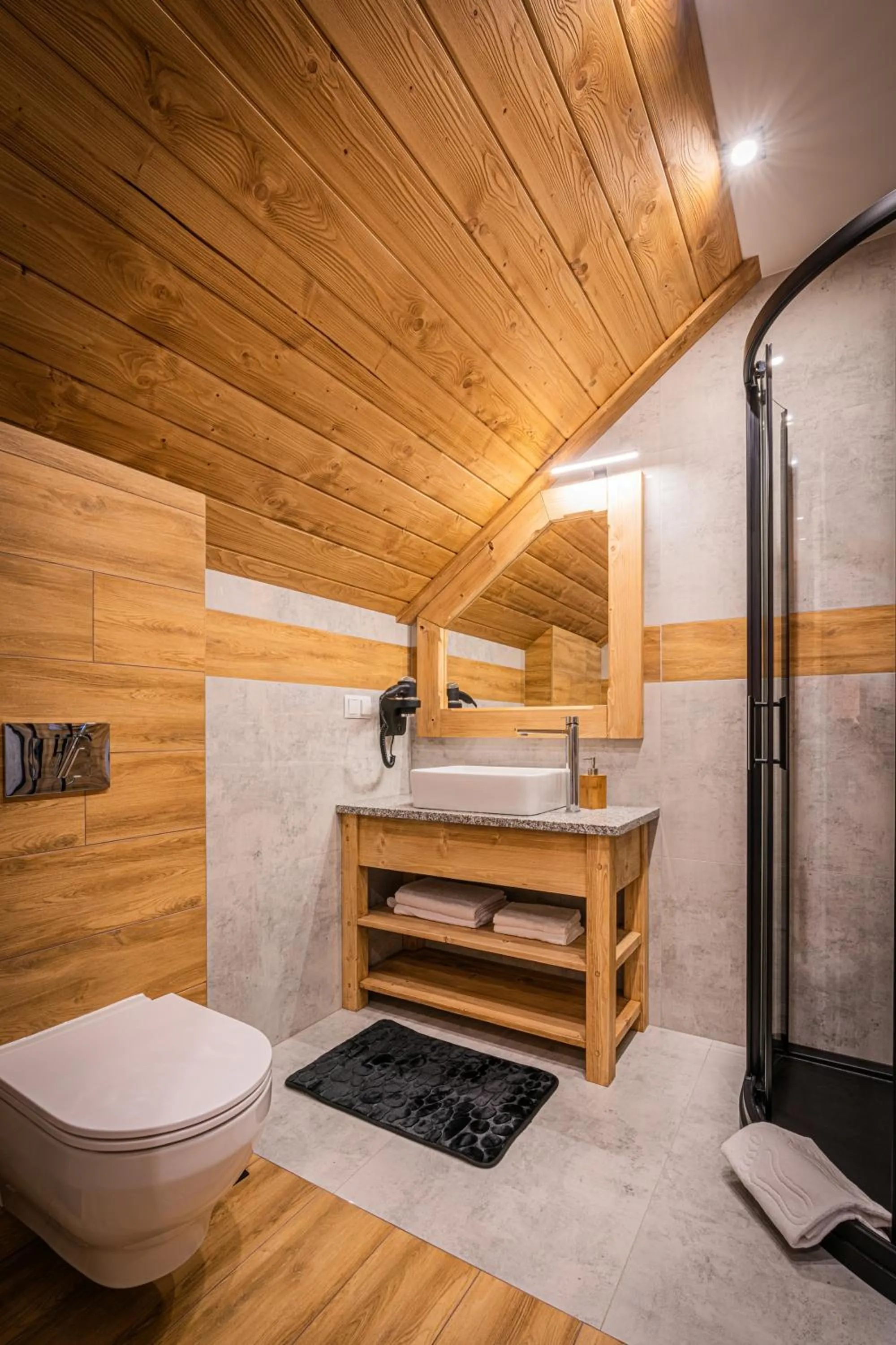 Shower in Dworek nad Jałowcami z Jacuzzi