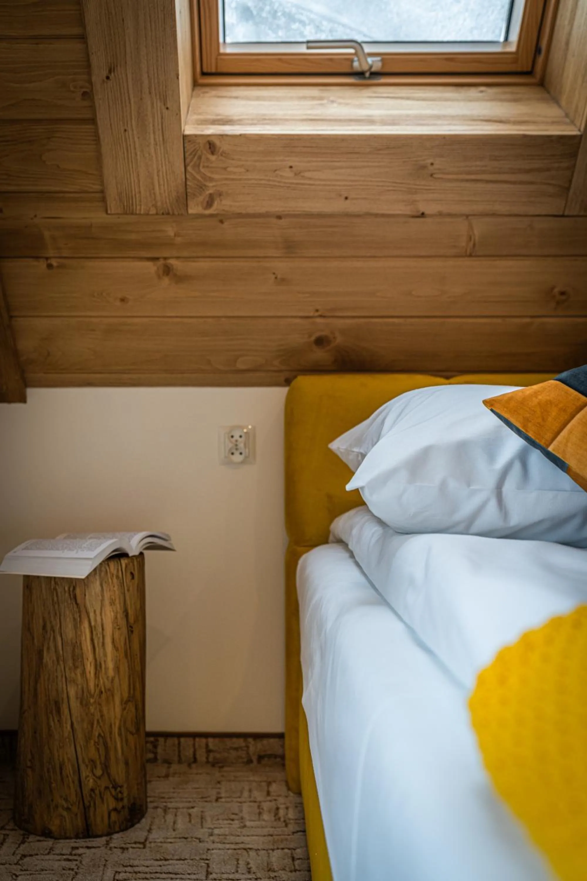 Bed in Dworek nad Jałowcami z Jacuzzi