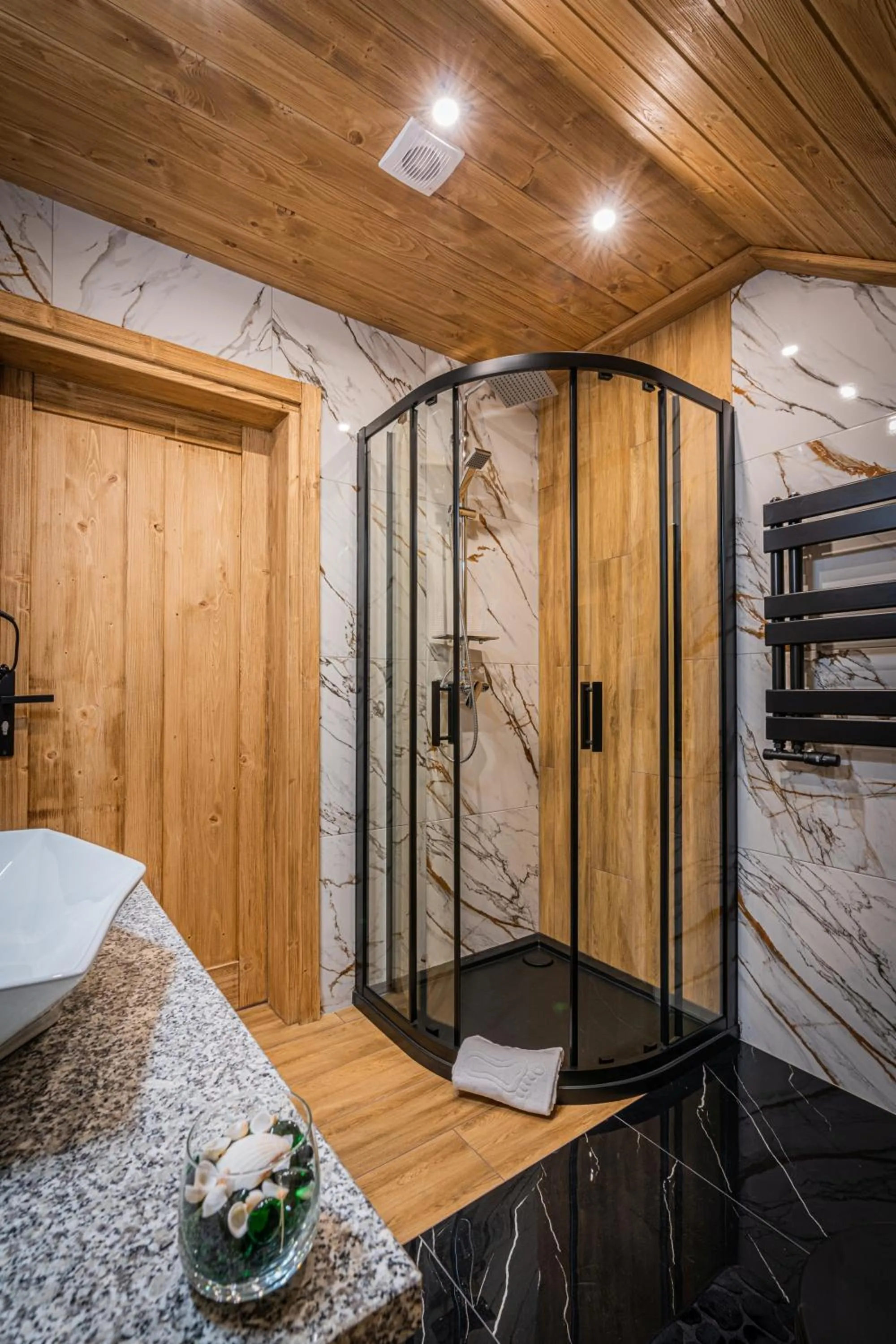 Shower in Dworek nad Jałowcami z Jacuzzi