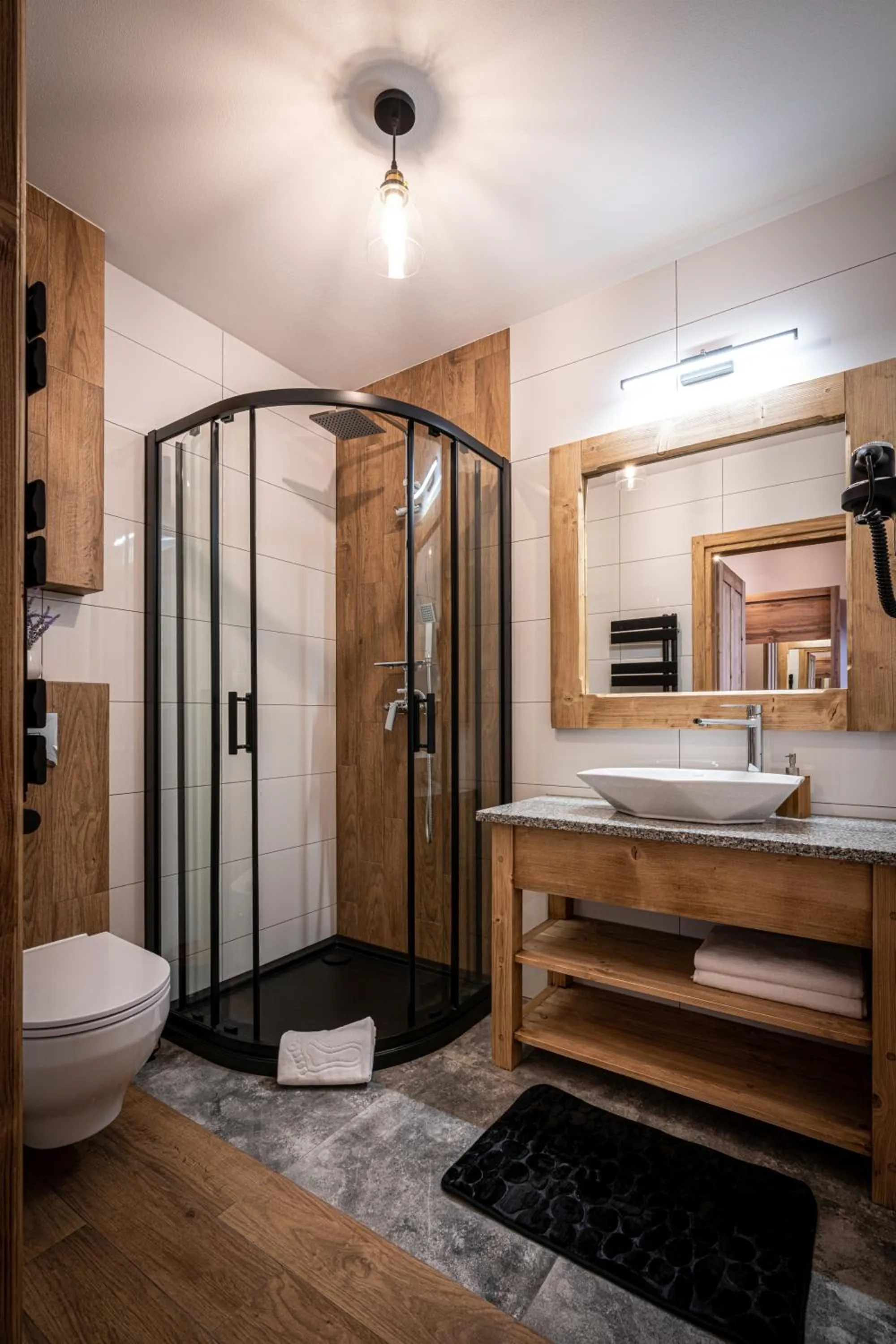 Shower in Dworek nad Jałowcami z Jacuzzi