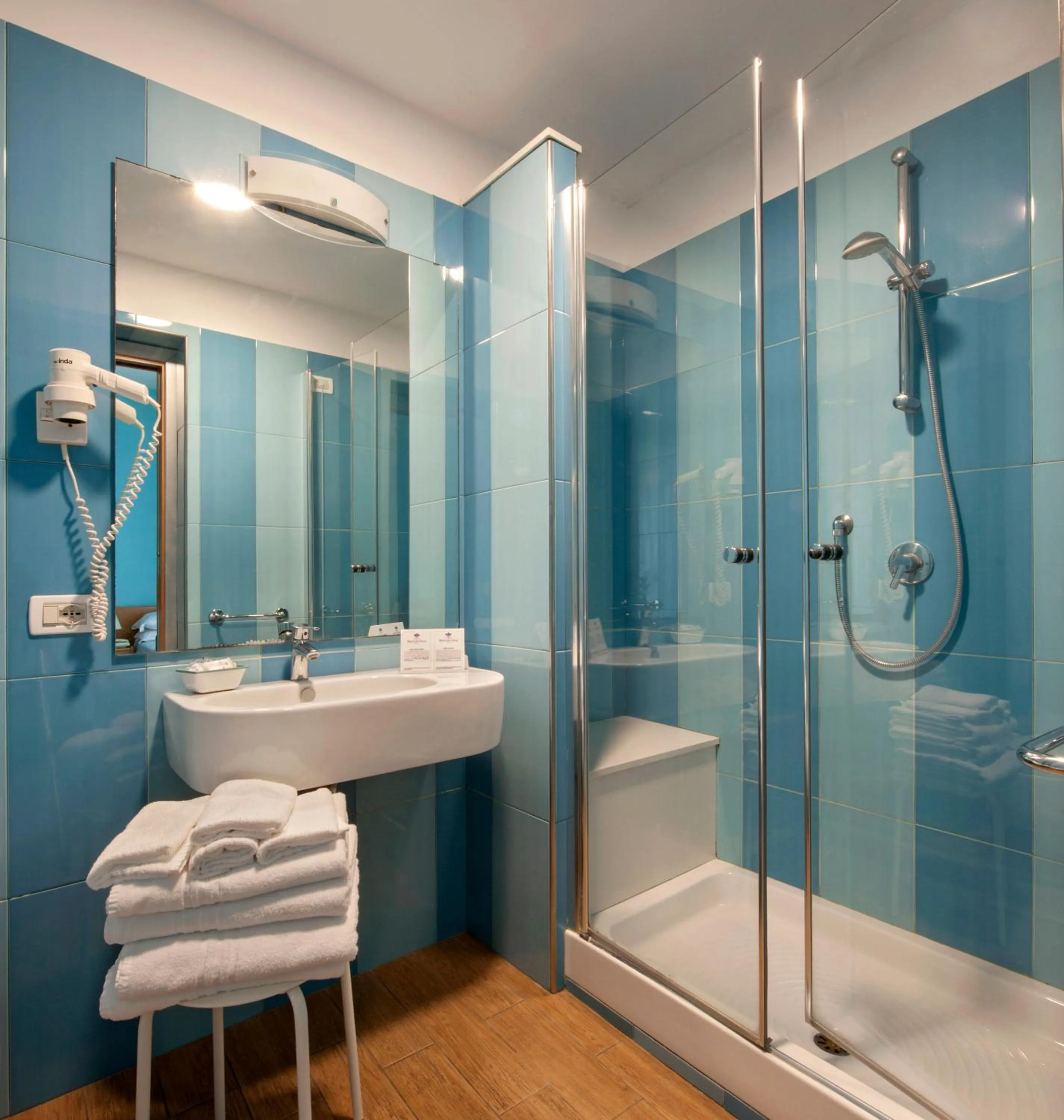 Shower in Hotel Del Corso