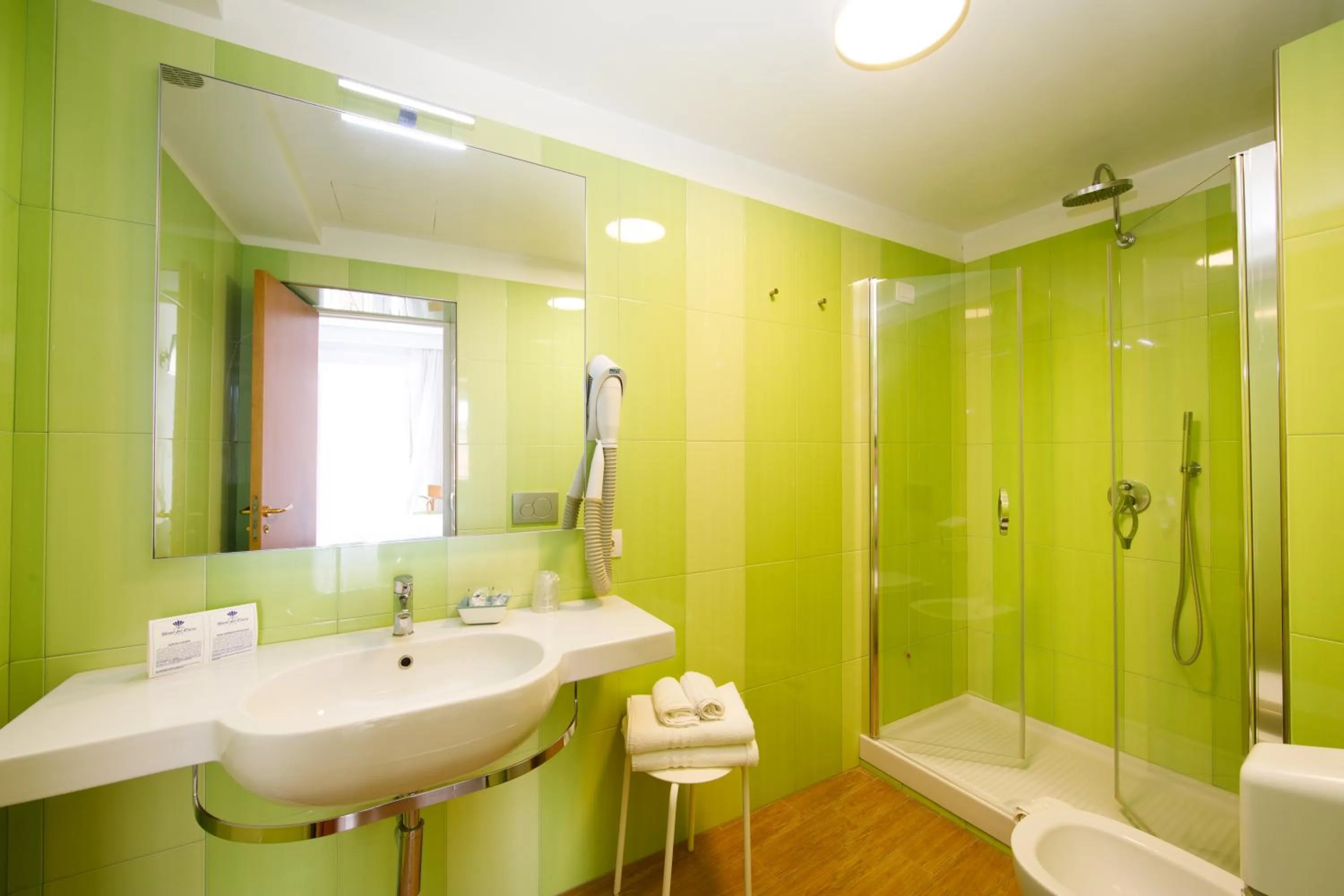 Shower in Hotel Del Corso