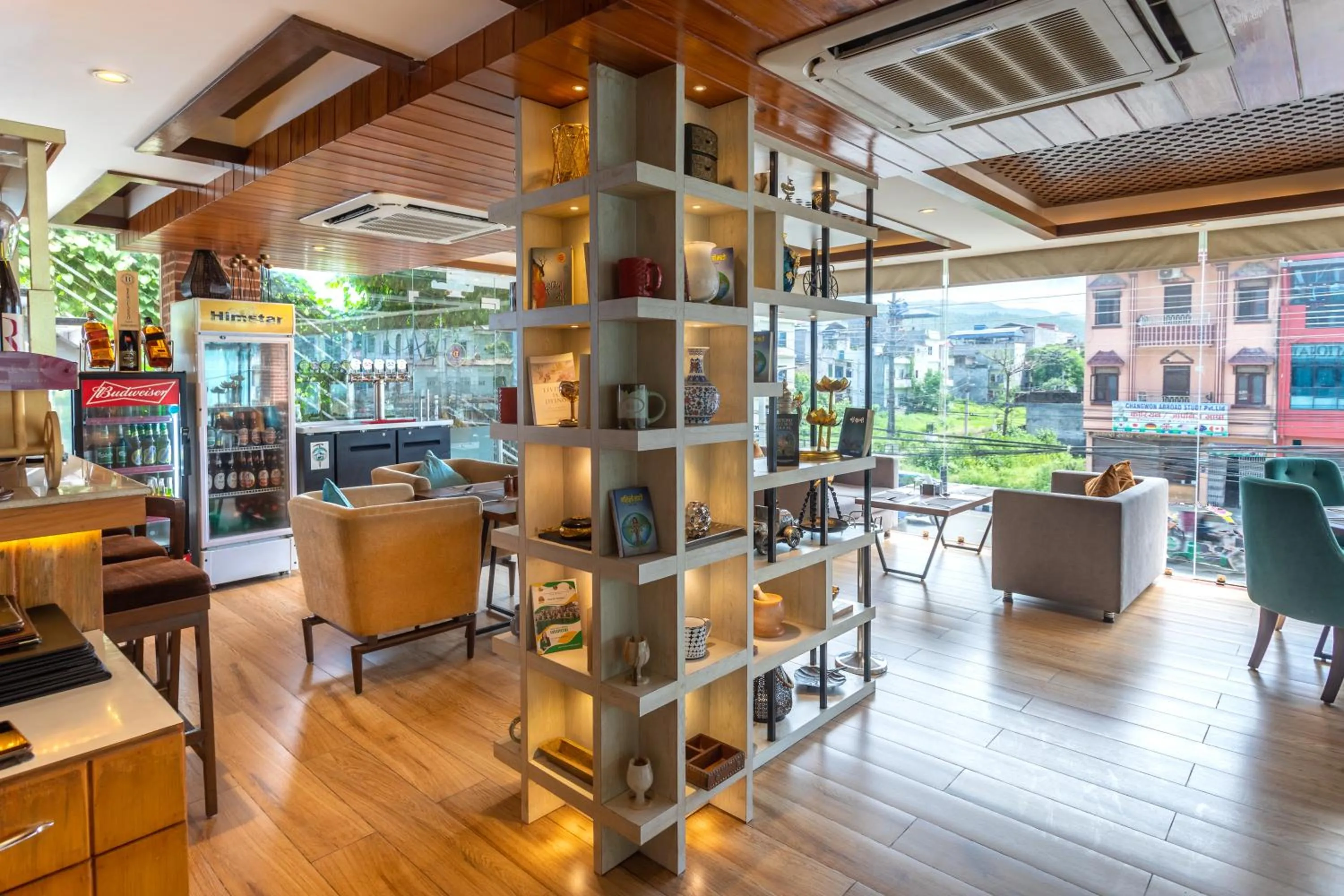 Restaurant/places to eat in Dream International Hotel