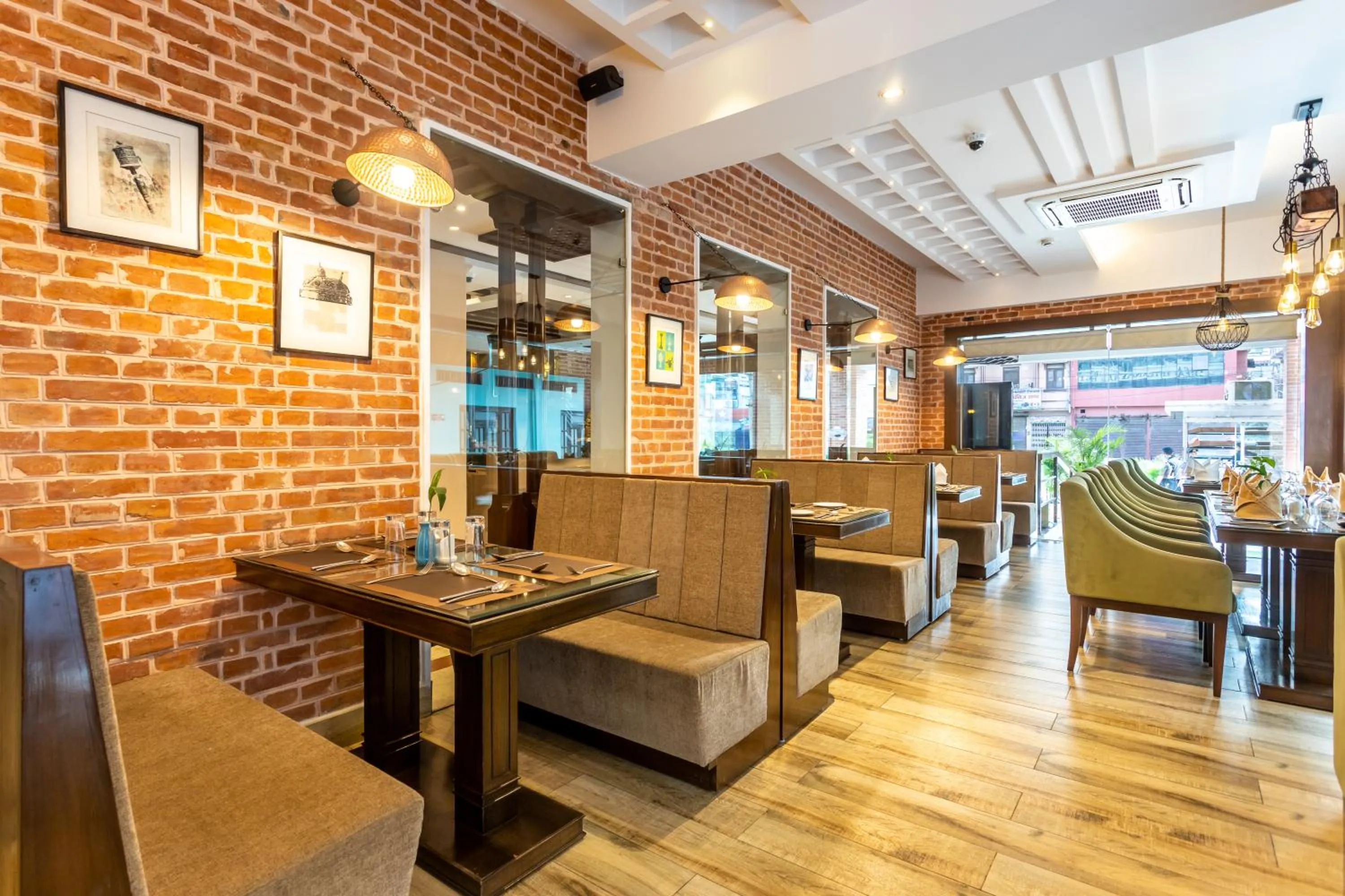 Restaurant/places to eat in Dream International Hotel