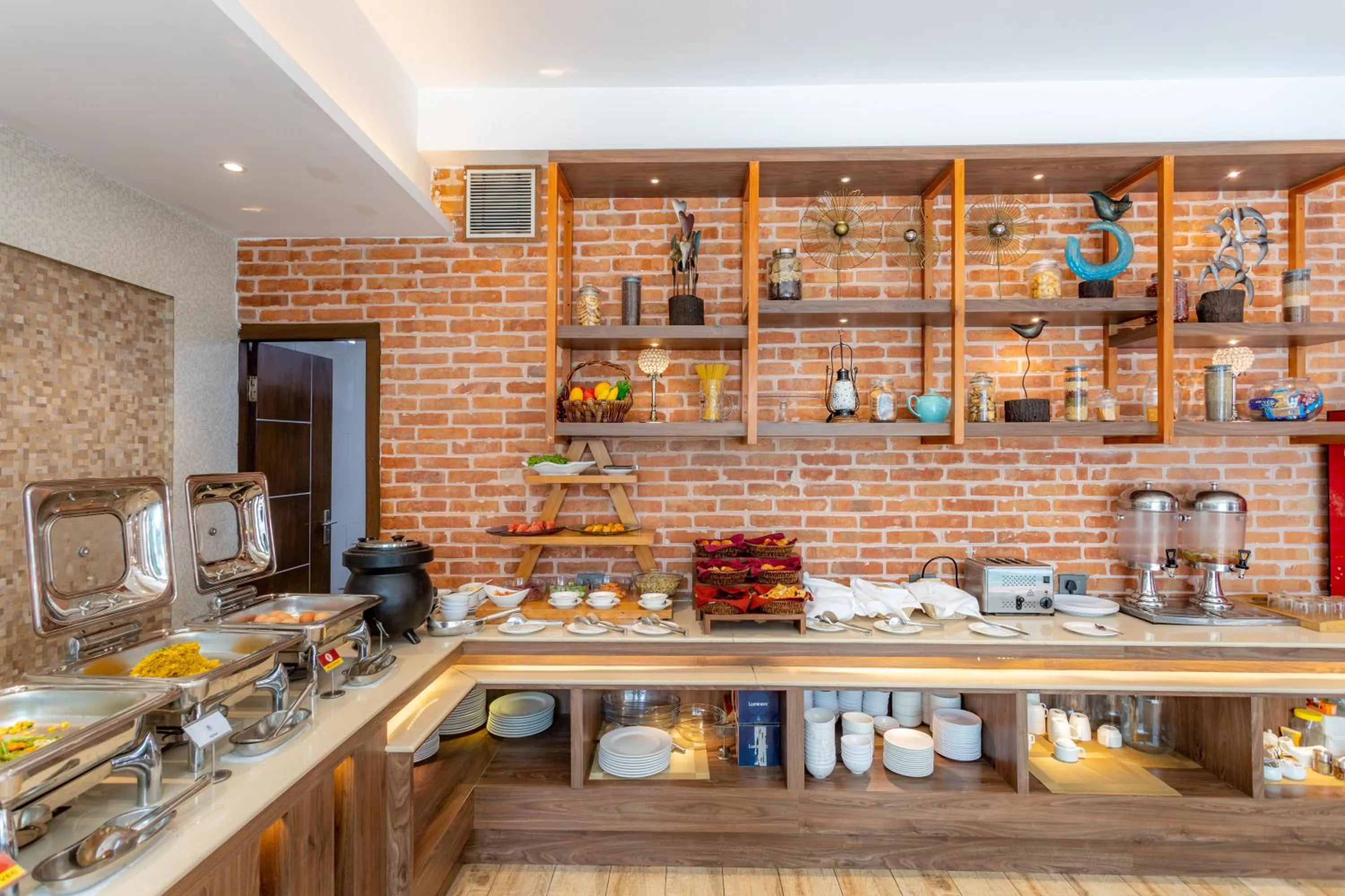 Restaurant/places to eat in Dream International Hotel