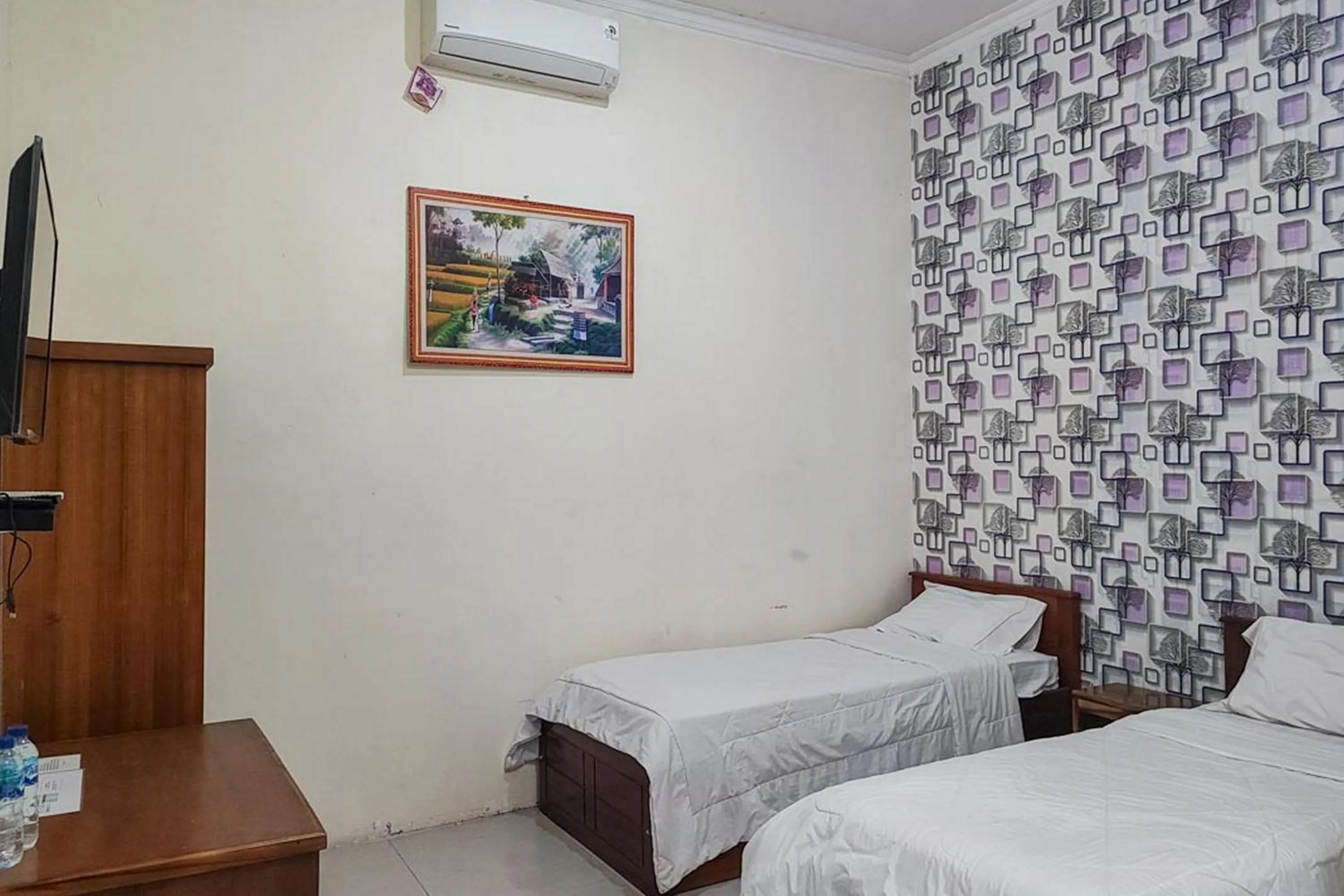 Bedroom in RedDoorz at Tanakatto Homestay Waikabubak