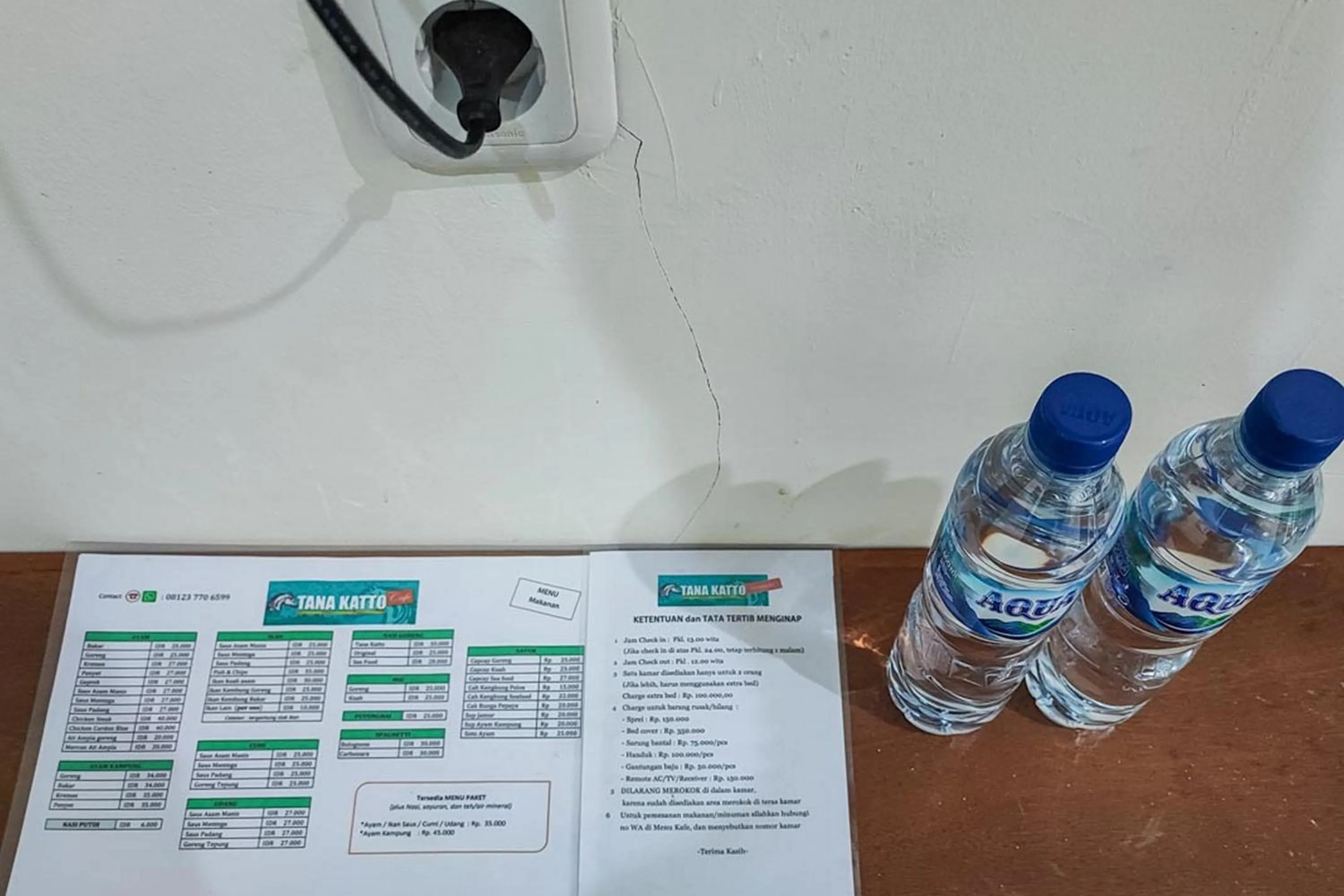 Coffee/tea facilities in RedDoorz at Tanakatto Homestay Waikabubak