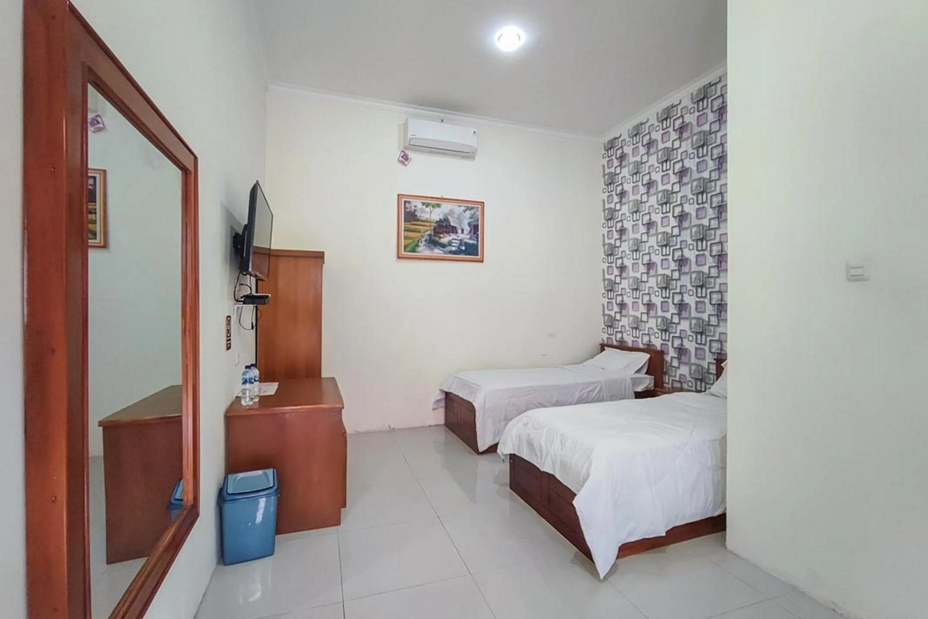 Bedroom in RedDoorz at Tanakatto Homestay Waikabubak