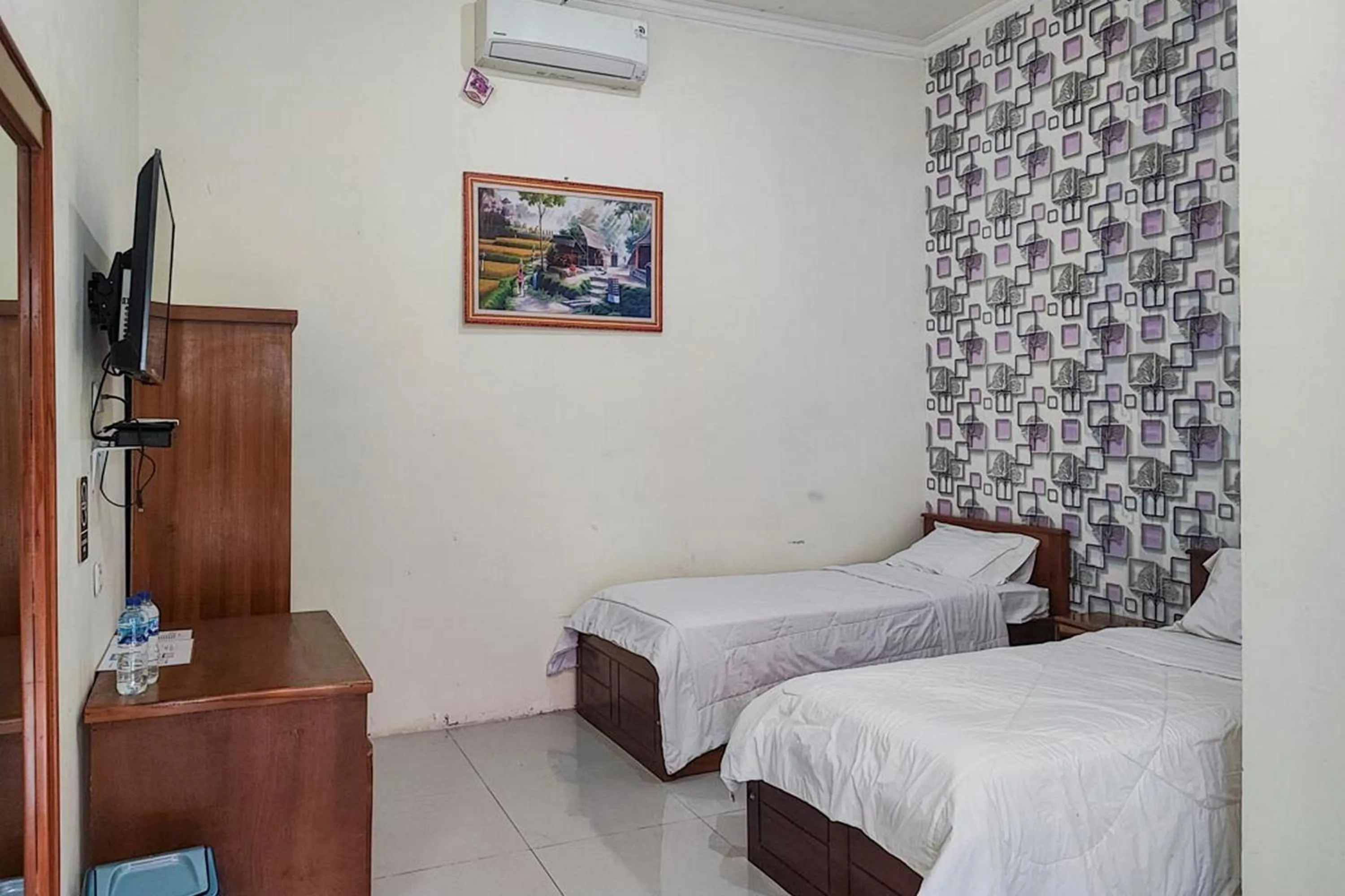 Bedroom in RedDoorz at Tanakatto Homestay Waikabubak