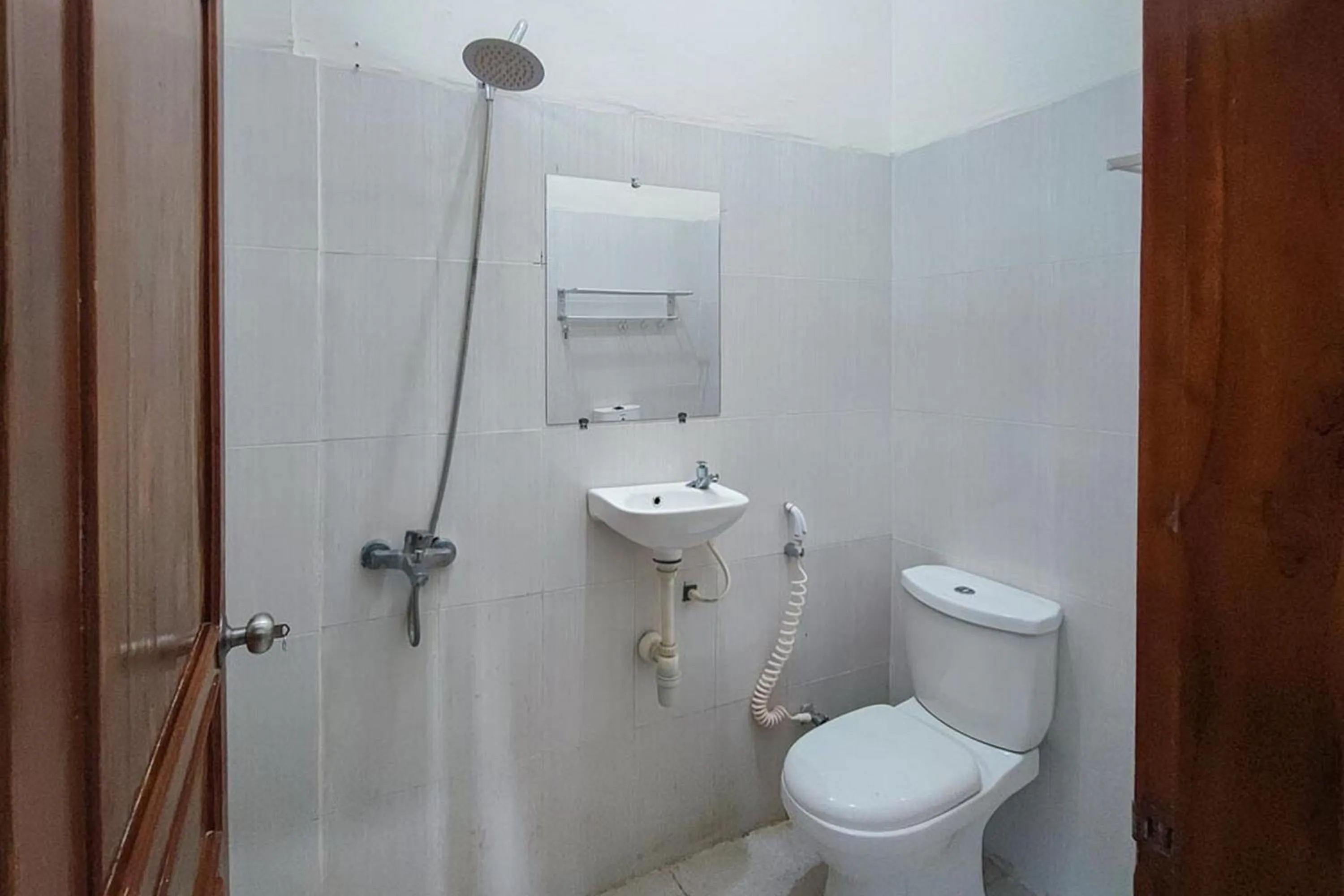 Bathroom in RedDoorz at Tanakatto Homestay Waikabubak