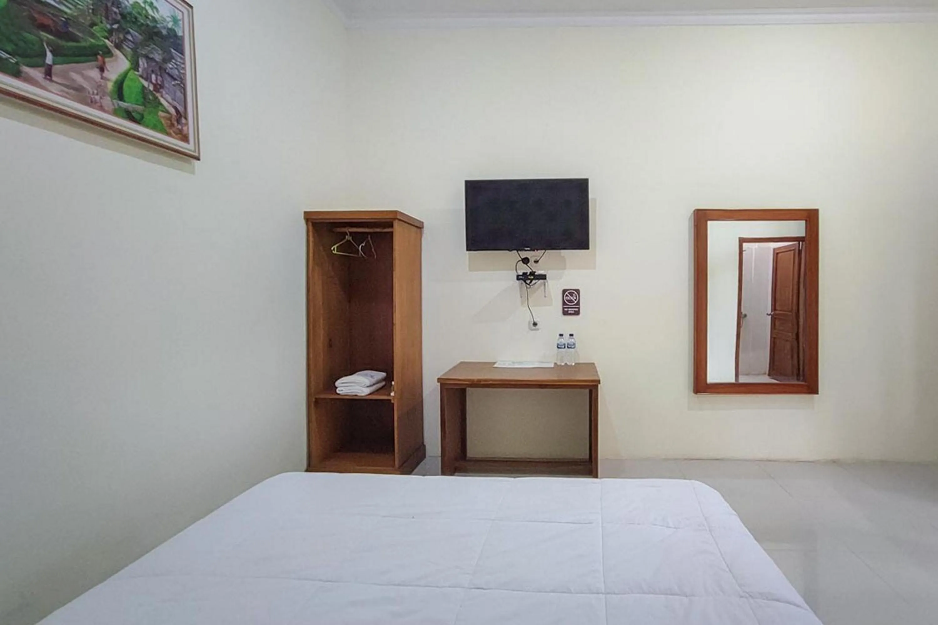 Bedroom in RedDoorz at Tanakatto Homestay Waikabubak