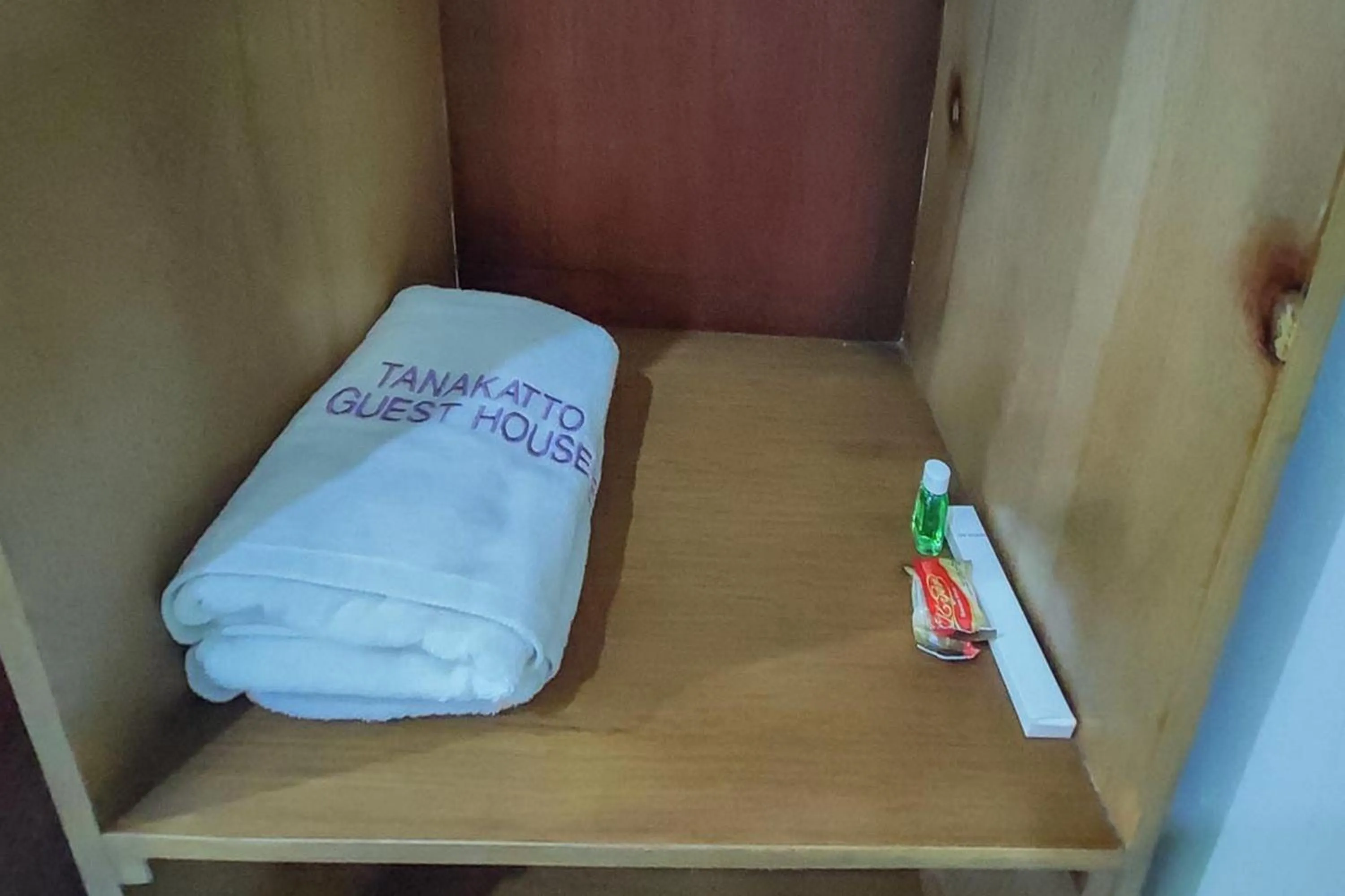 towels in RedDoorz at Tanakatto Homestay Waikabubak