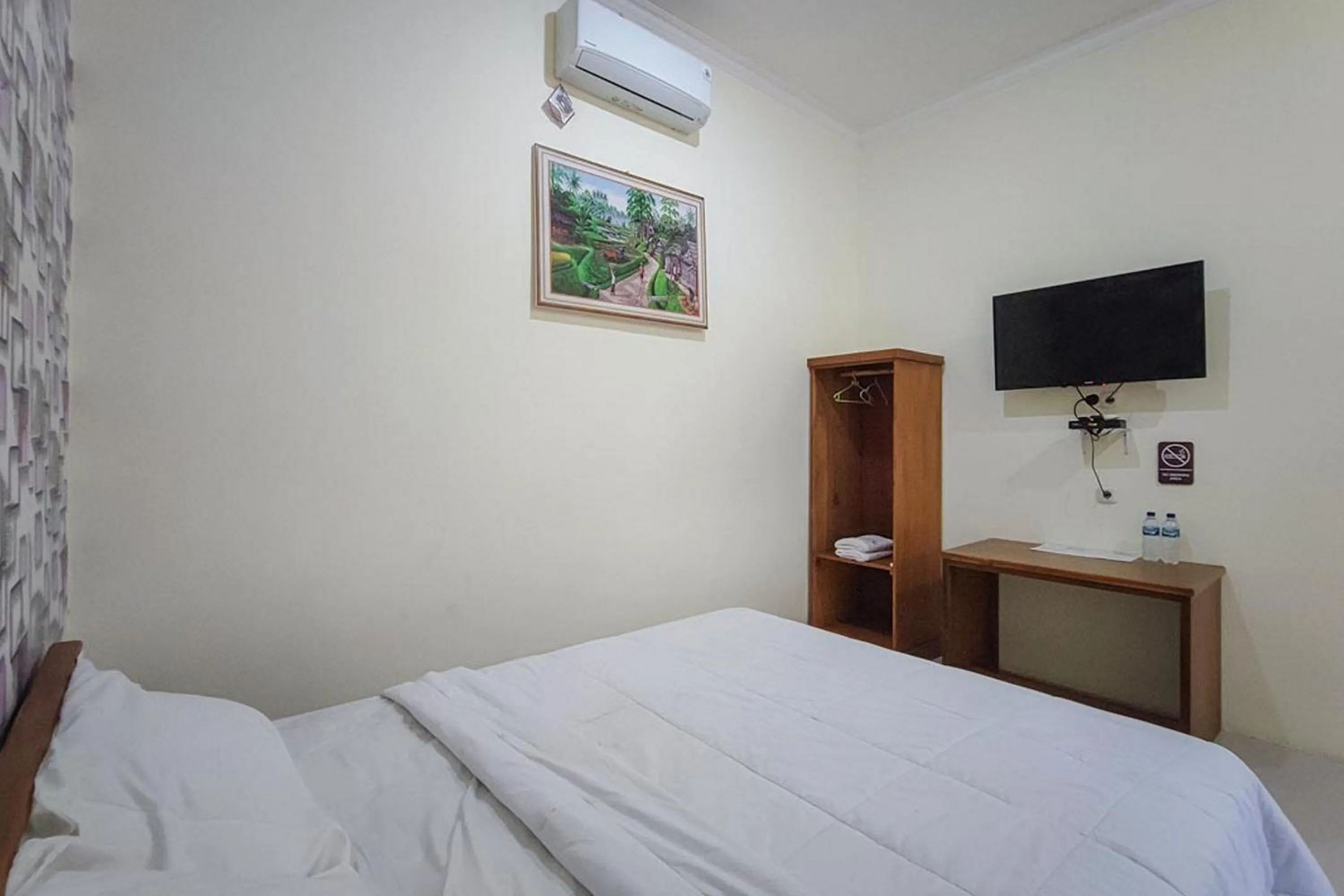 Photo of the whole room in RedDoorz at Tanakatto Homestay Waikabubak