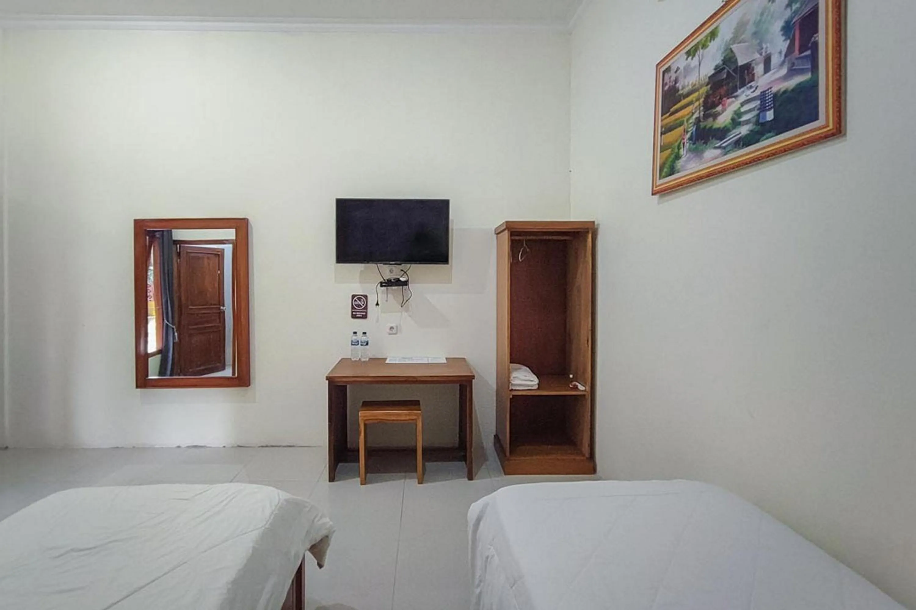 Photo of the whole room in RedDoorz at Tanakatto Homestay Waikabubak