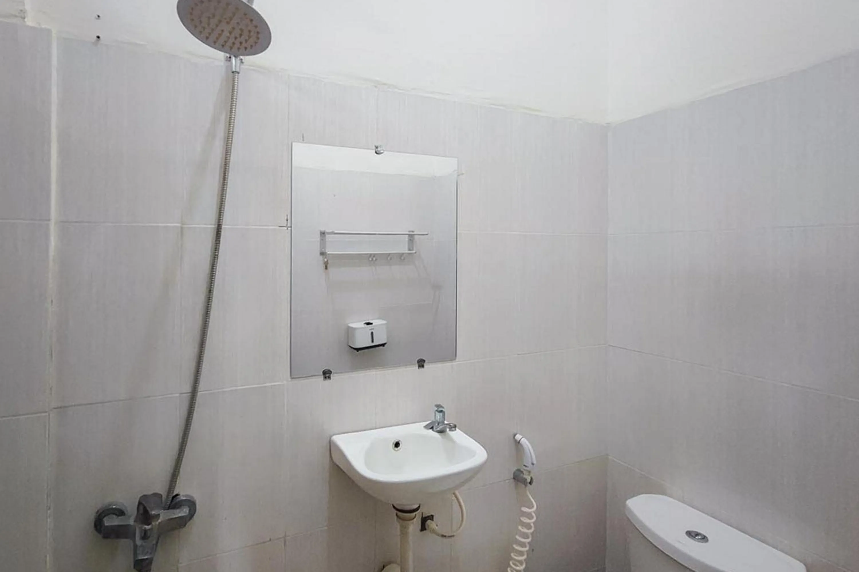 Bathroom in RedDoorz at Tanakatto Homestay Waikabubak