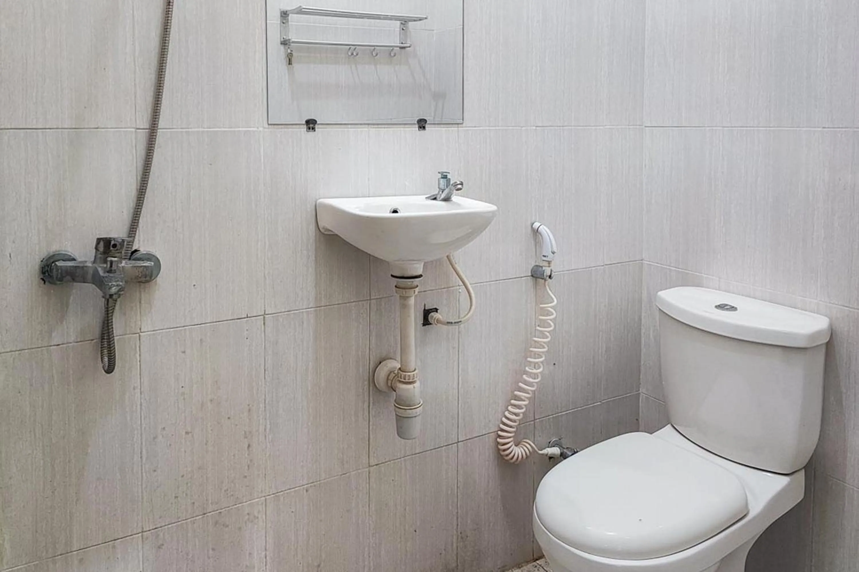 Bathroom in RedDoorz at Tanakatto Homestay Waikabubak