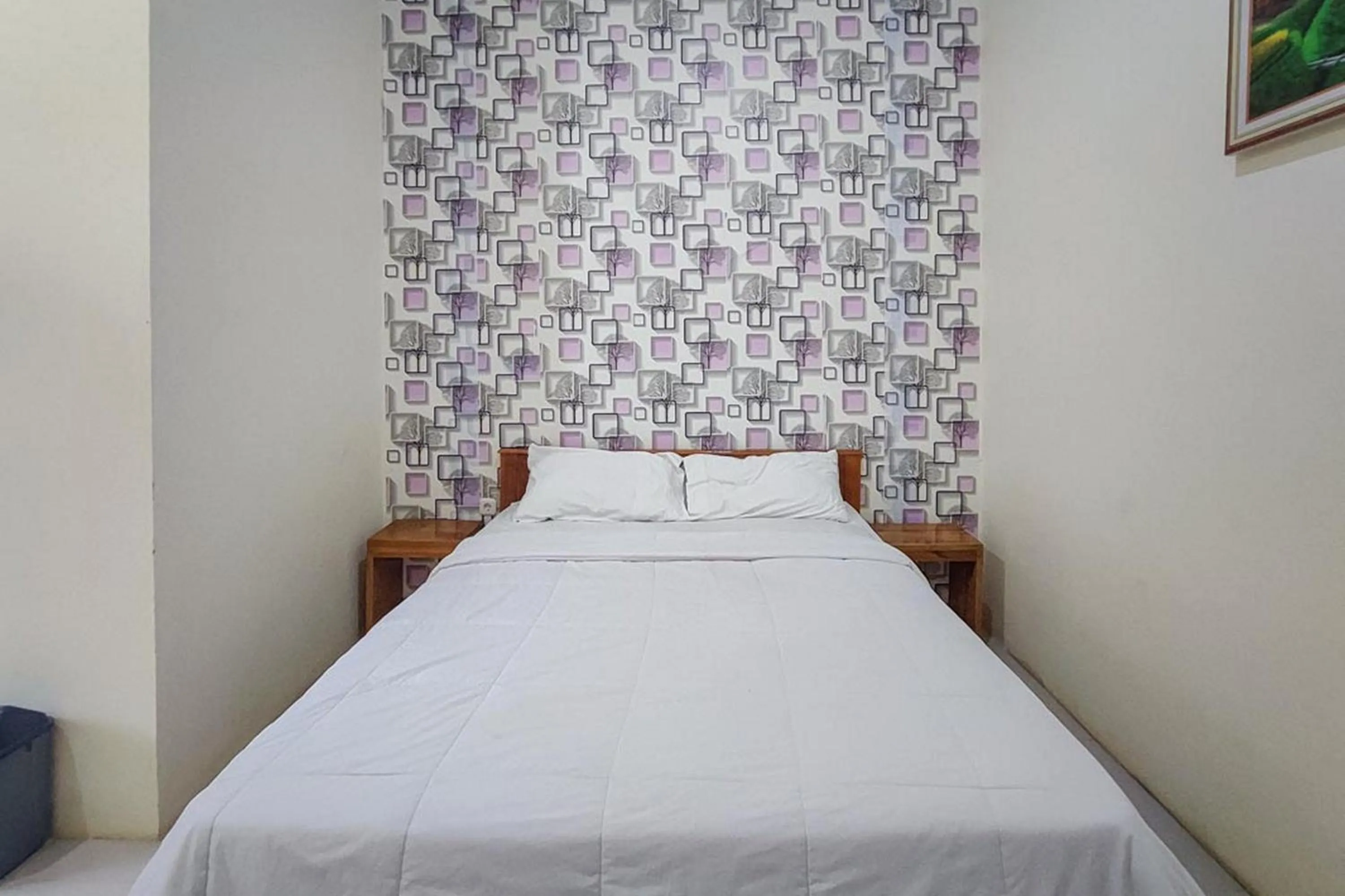 Bedroom in RedDoorz at Tanakatto Homestay Waikabubak