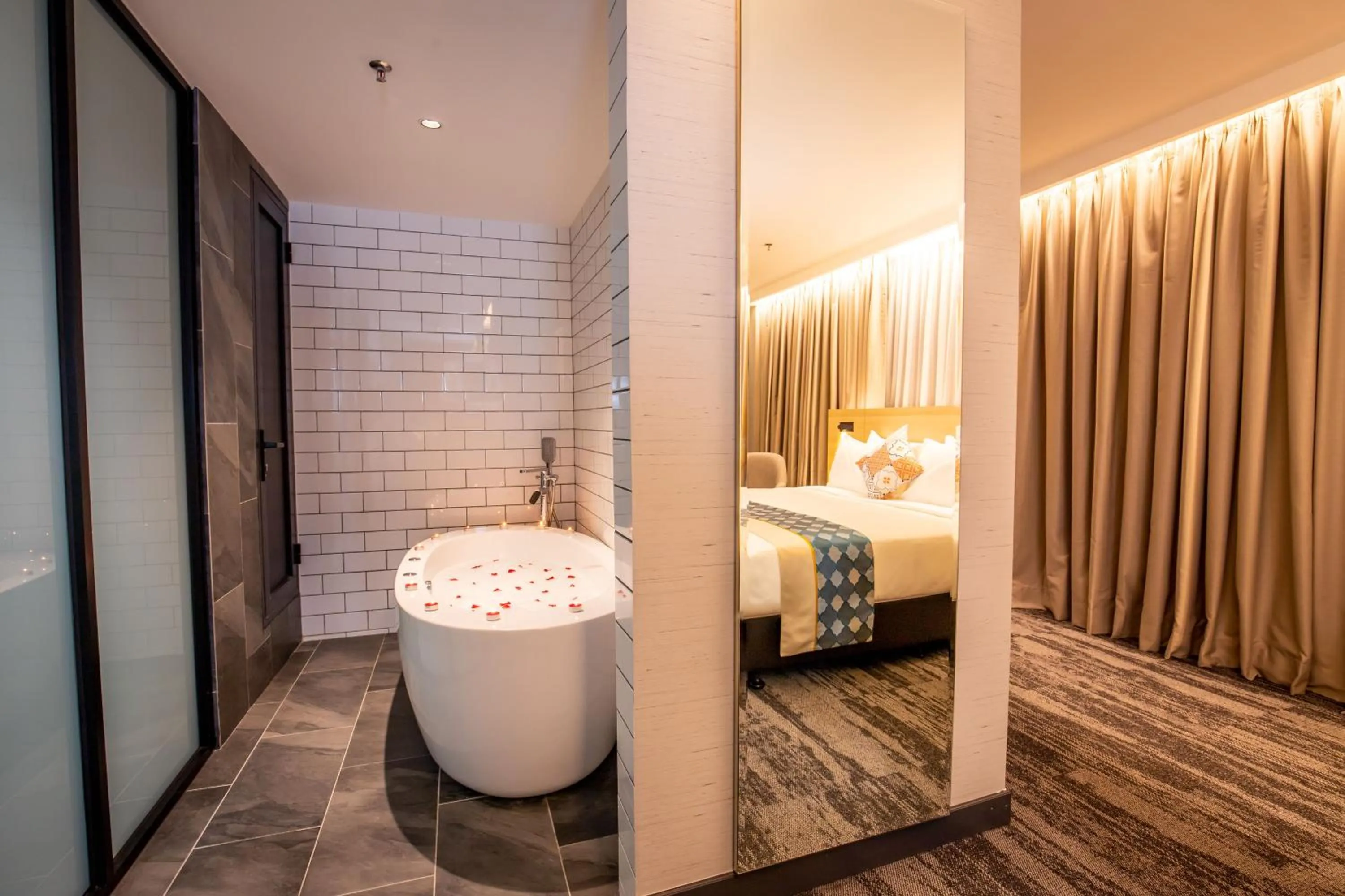 Bath, Bed in Santa Grand Signature Kuala Lumpur