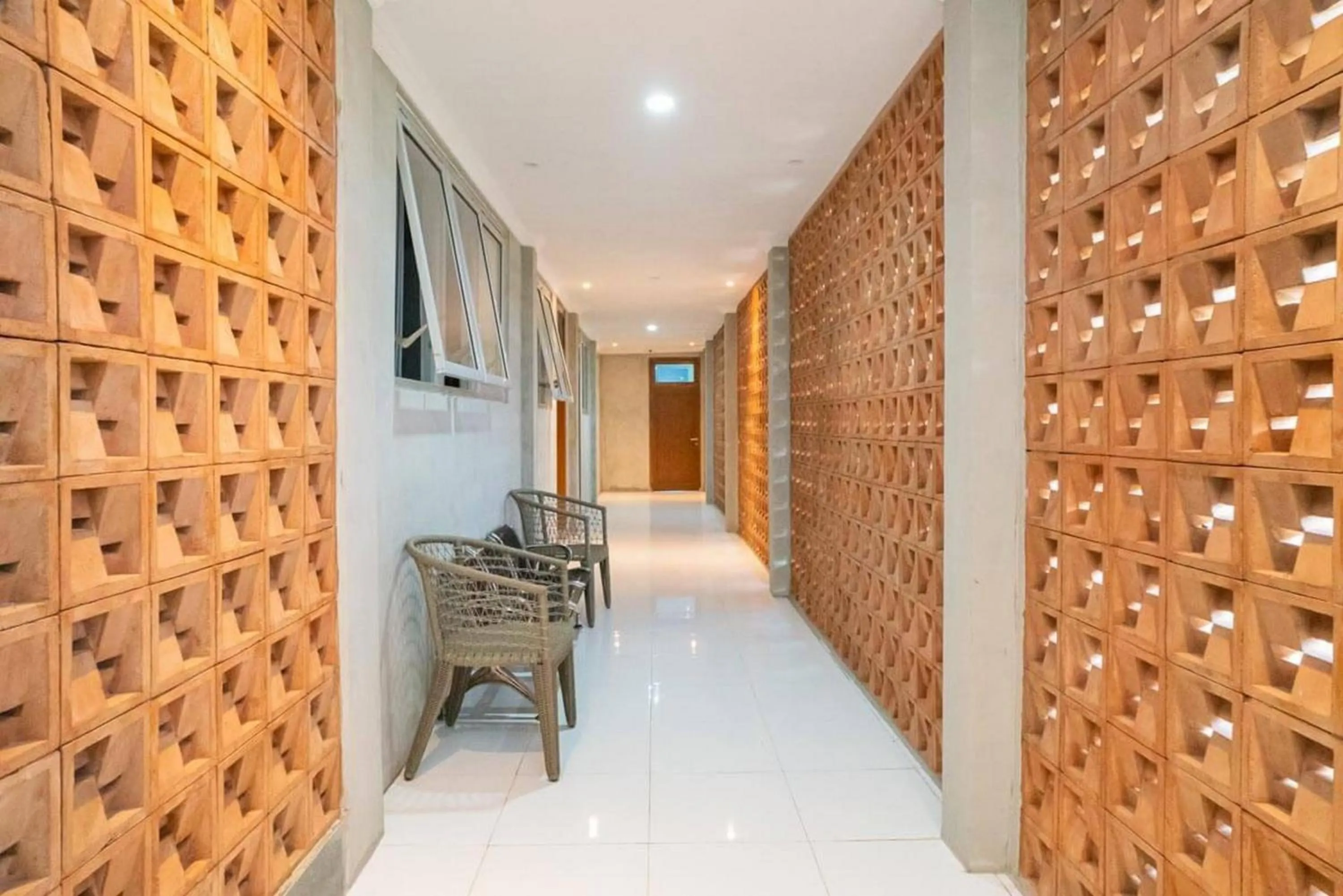 Seating area in RedDoorz near Wisata Paribendo Lawang