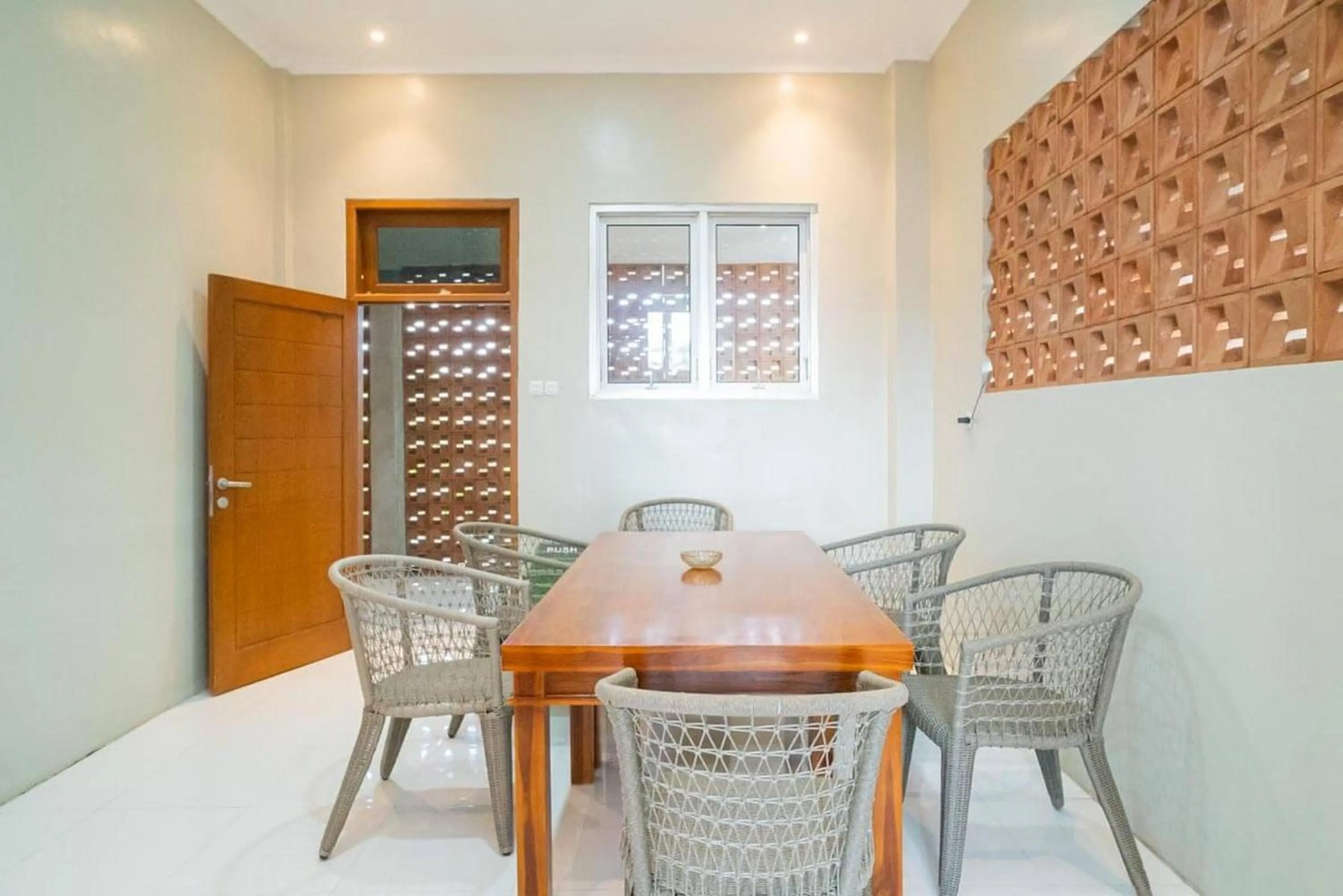 Seating area in RedDoorz near Wisata Paribendo Lawang