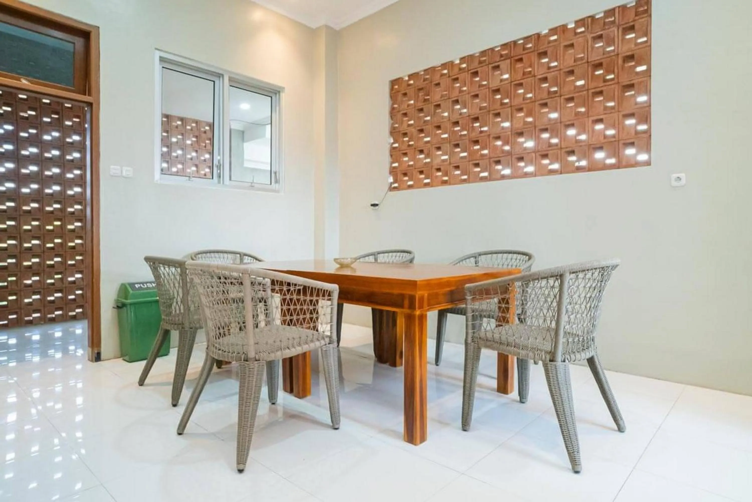 Seating area in RedDoorz near Wisata Paribendo Lawang