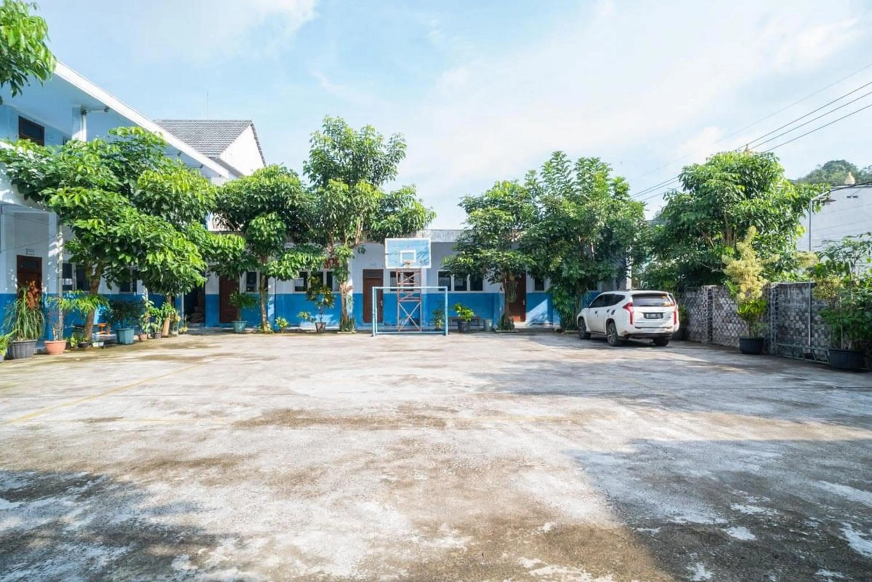 Parking in RedDoorz near Wisata Paribendo Lawang