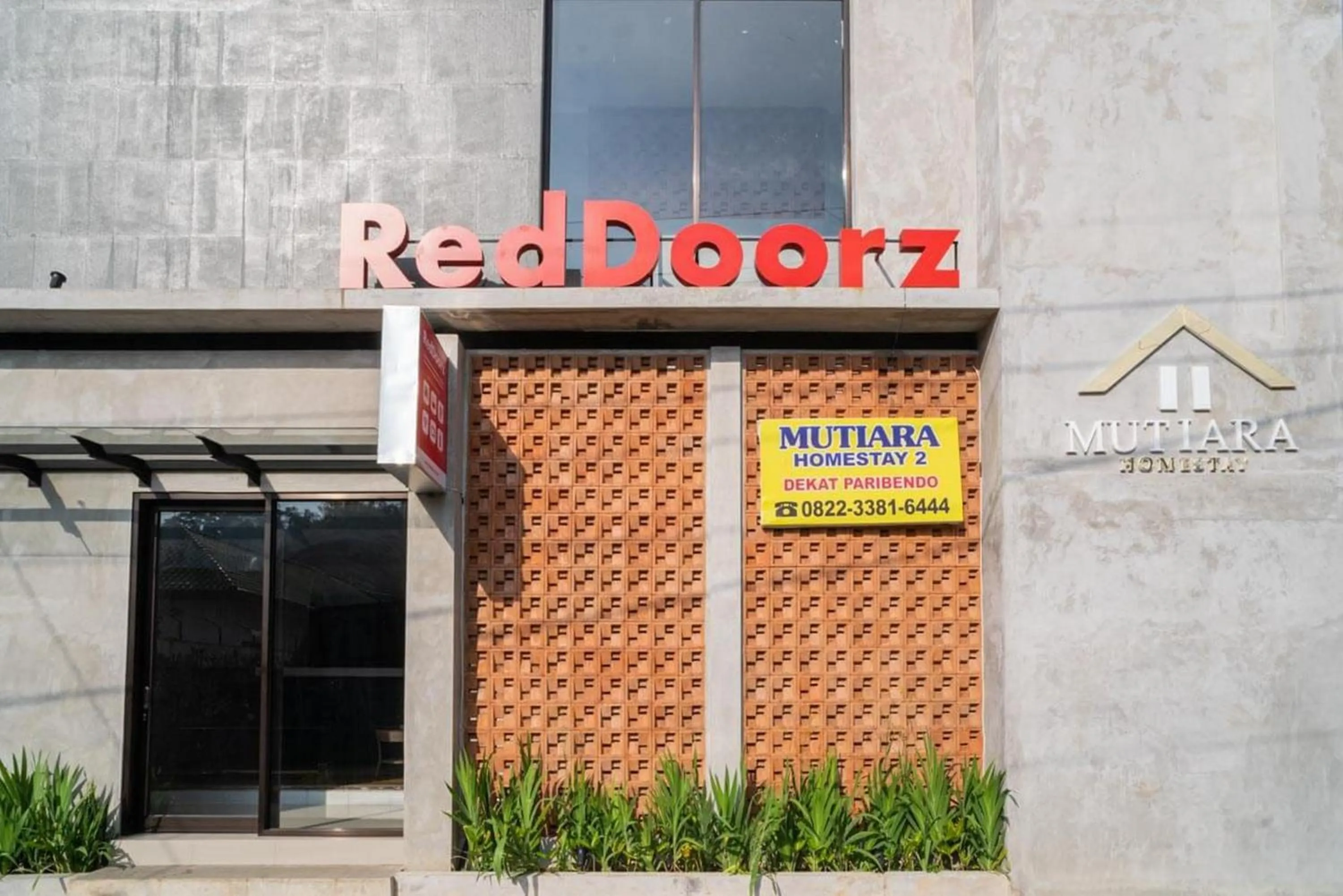 Facade/entrance in RedDoorz near Wisata Paribendo Lawang