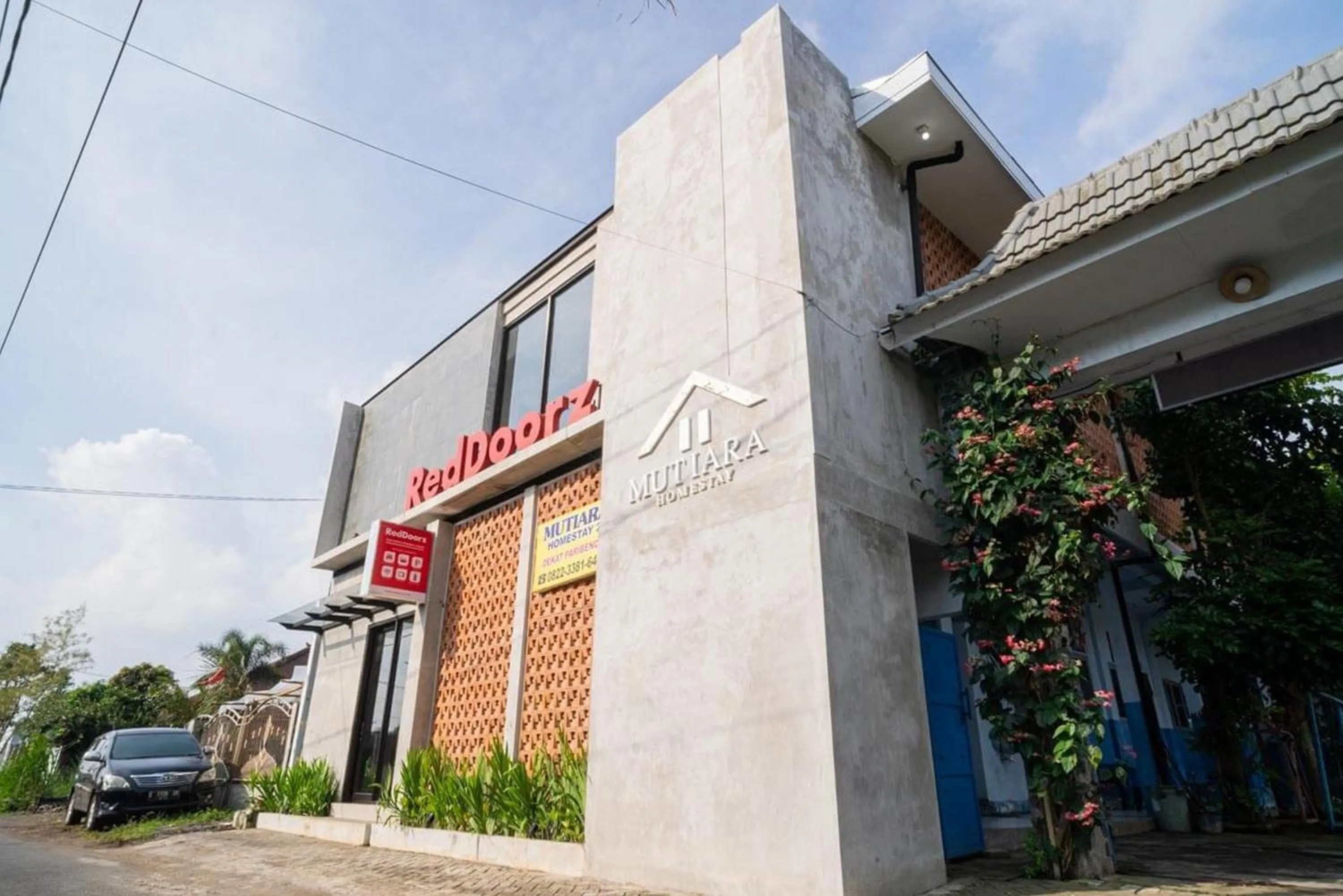 Facade/entrance in RedDoorz near Wisata Paribendo Lawang