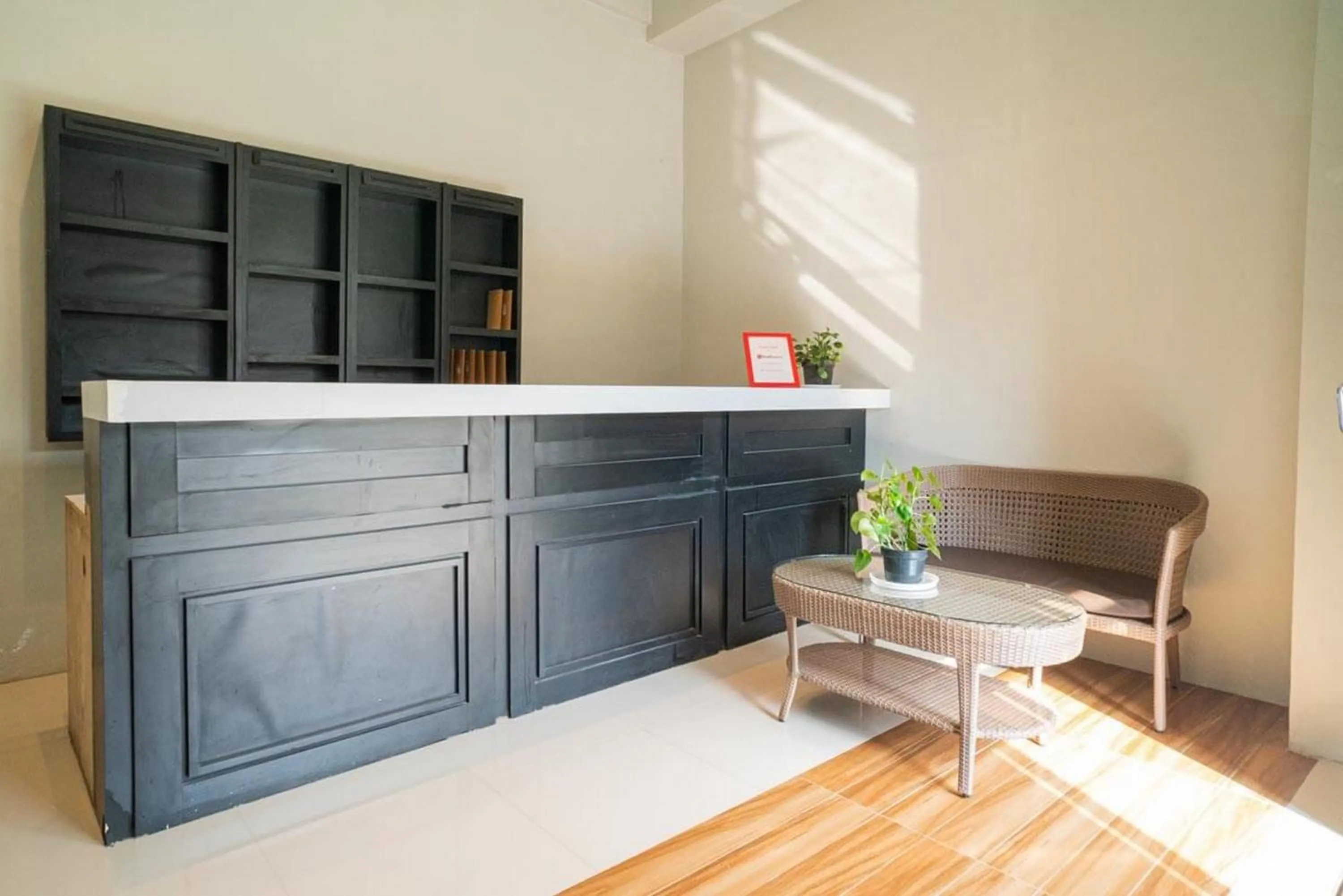 Lobby or reception in RedDoorz near Wisata Paribendo Lawang