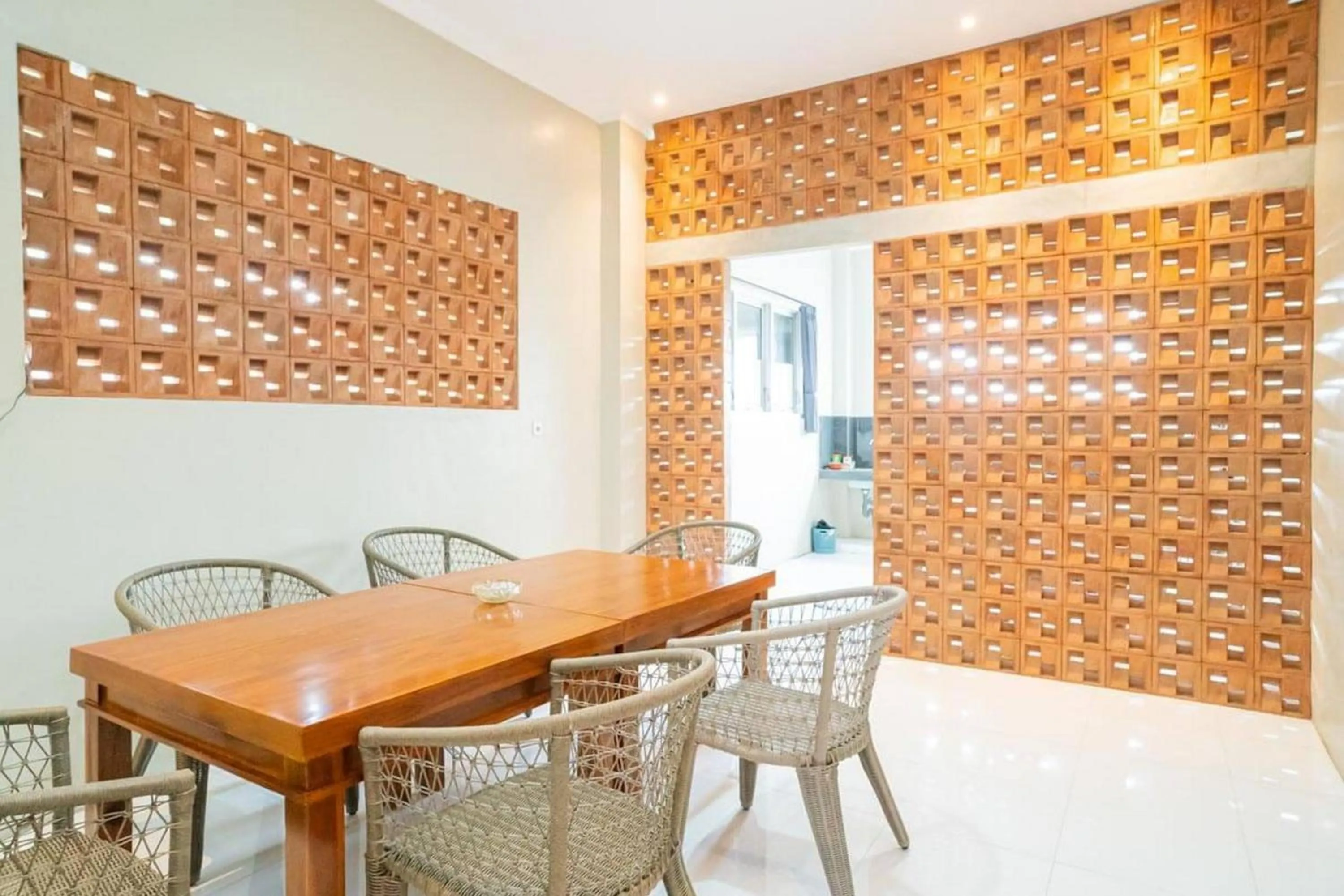 Seating area in RedDoorz near Wisata Paribendo Lawang