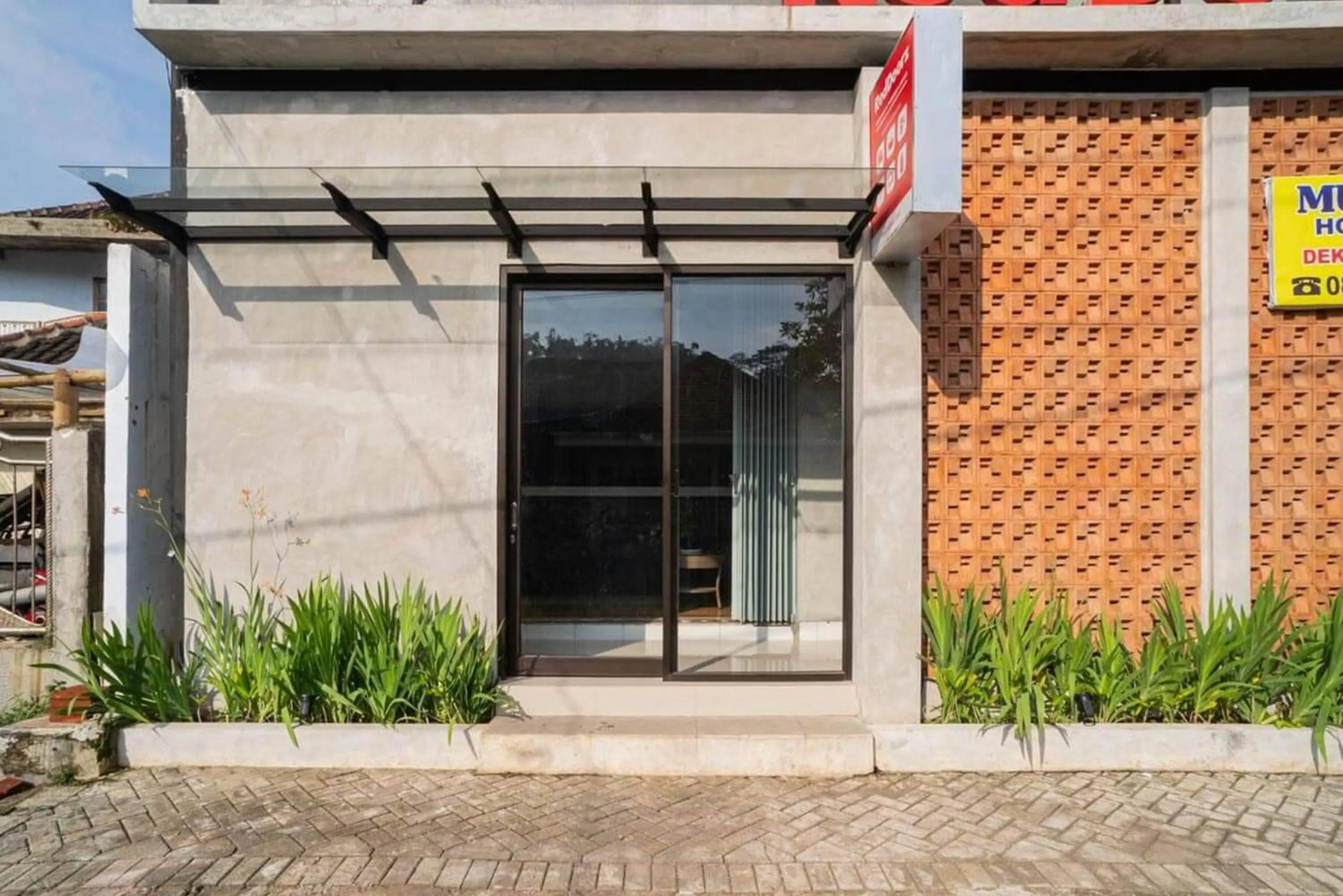 Facade/entrance in RedDoorz near Wisata Paribendo Lawang