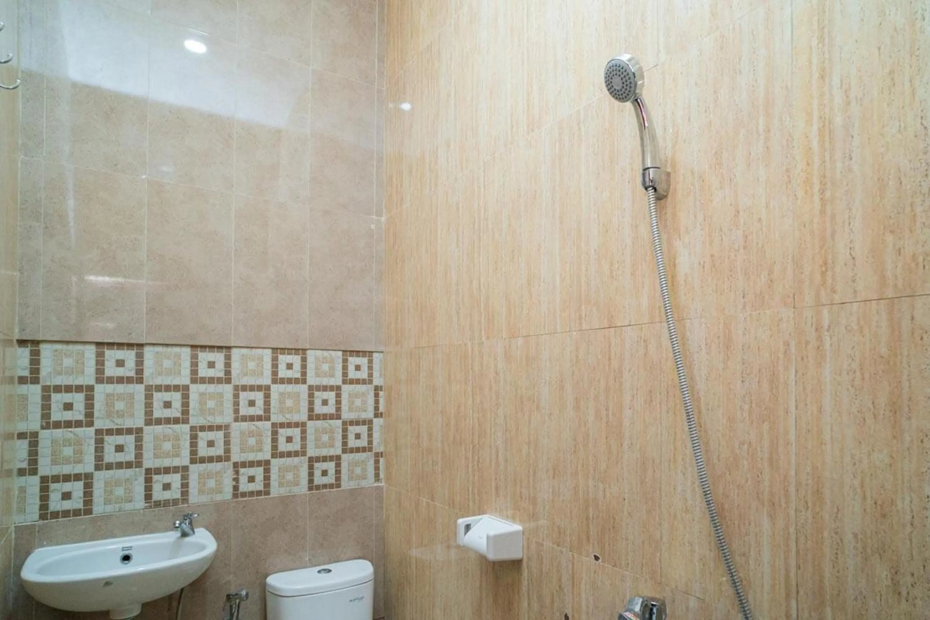 Bathroom in RedDoorz near Wisata Paribendo Lawang