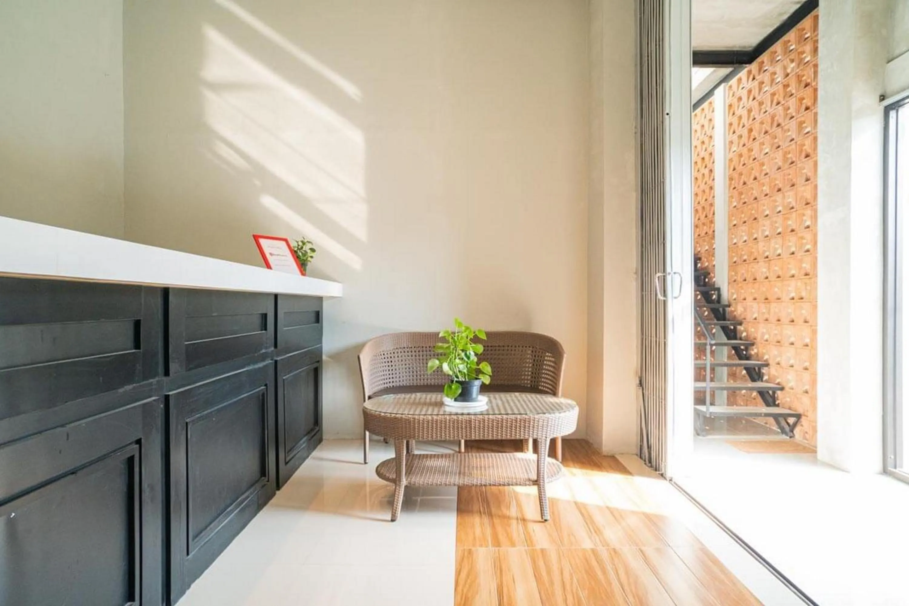 Lobby or reception in RedDoorz near Wisata Paribendo Lawang