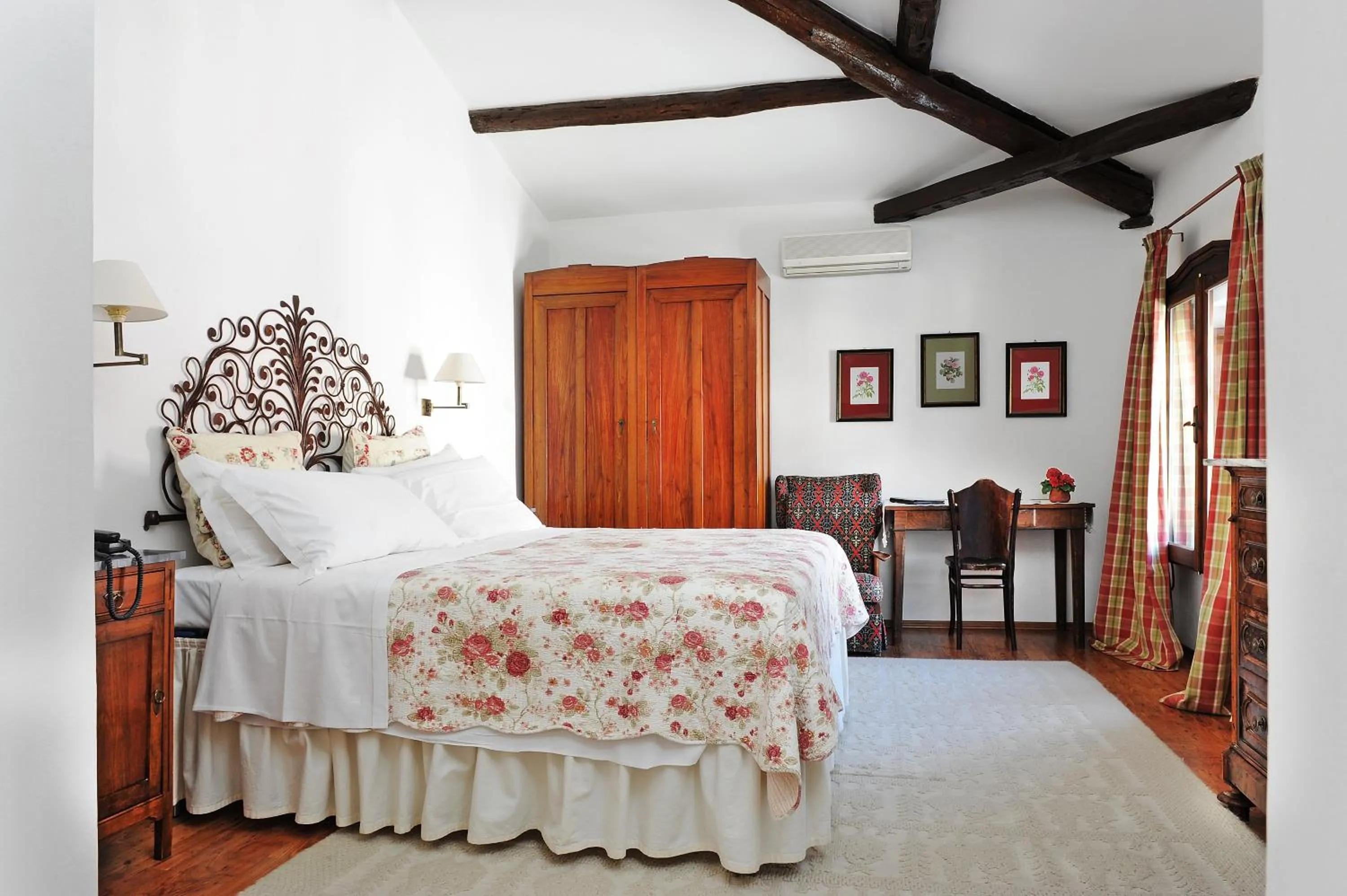 Bed in Hotel Lucrezia