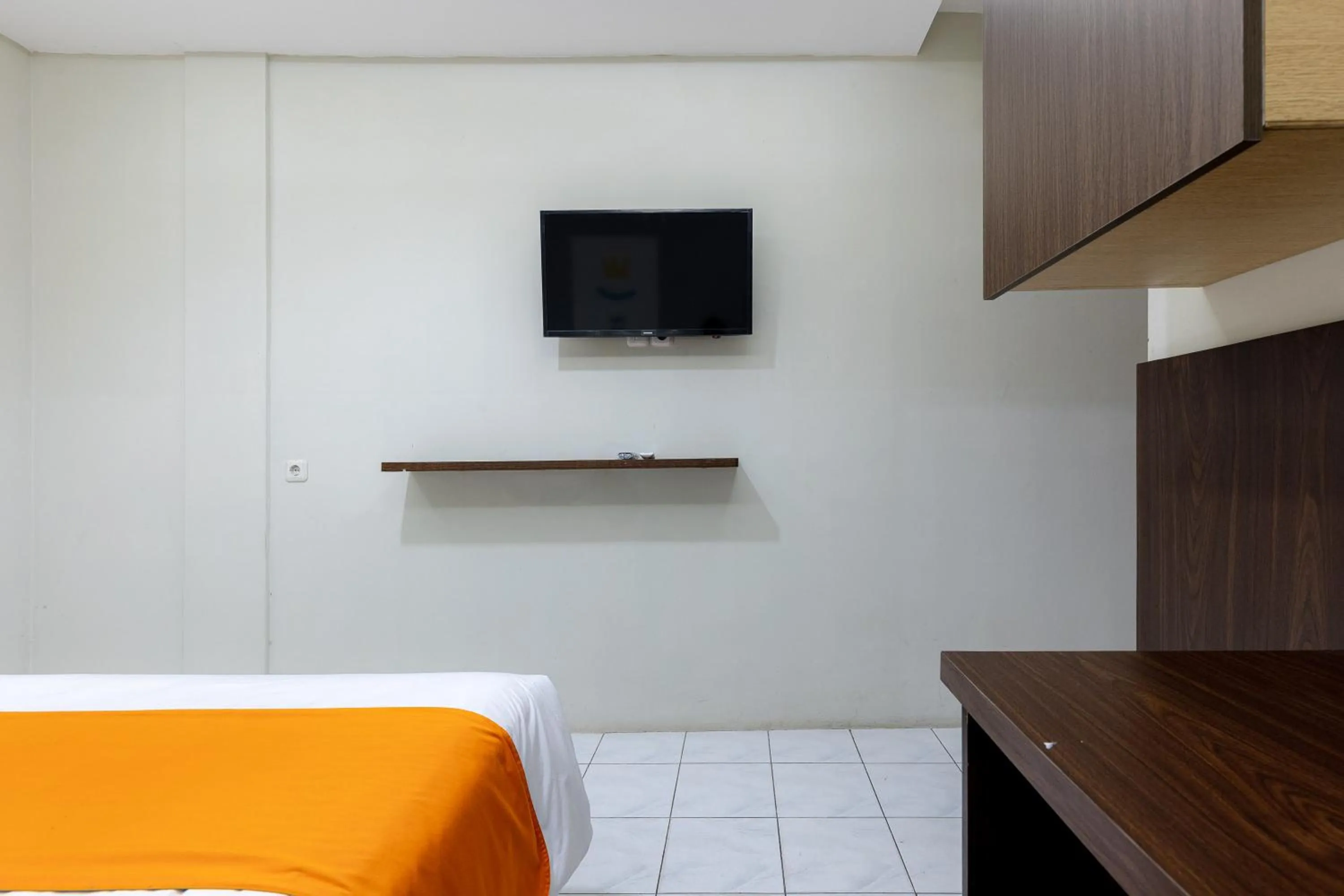 TV and multimedia, Bed in Sans Hotel Rumah Kita Daan Mogot by RedDoorz