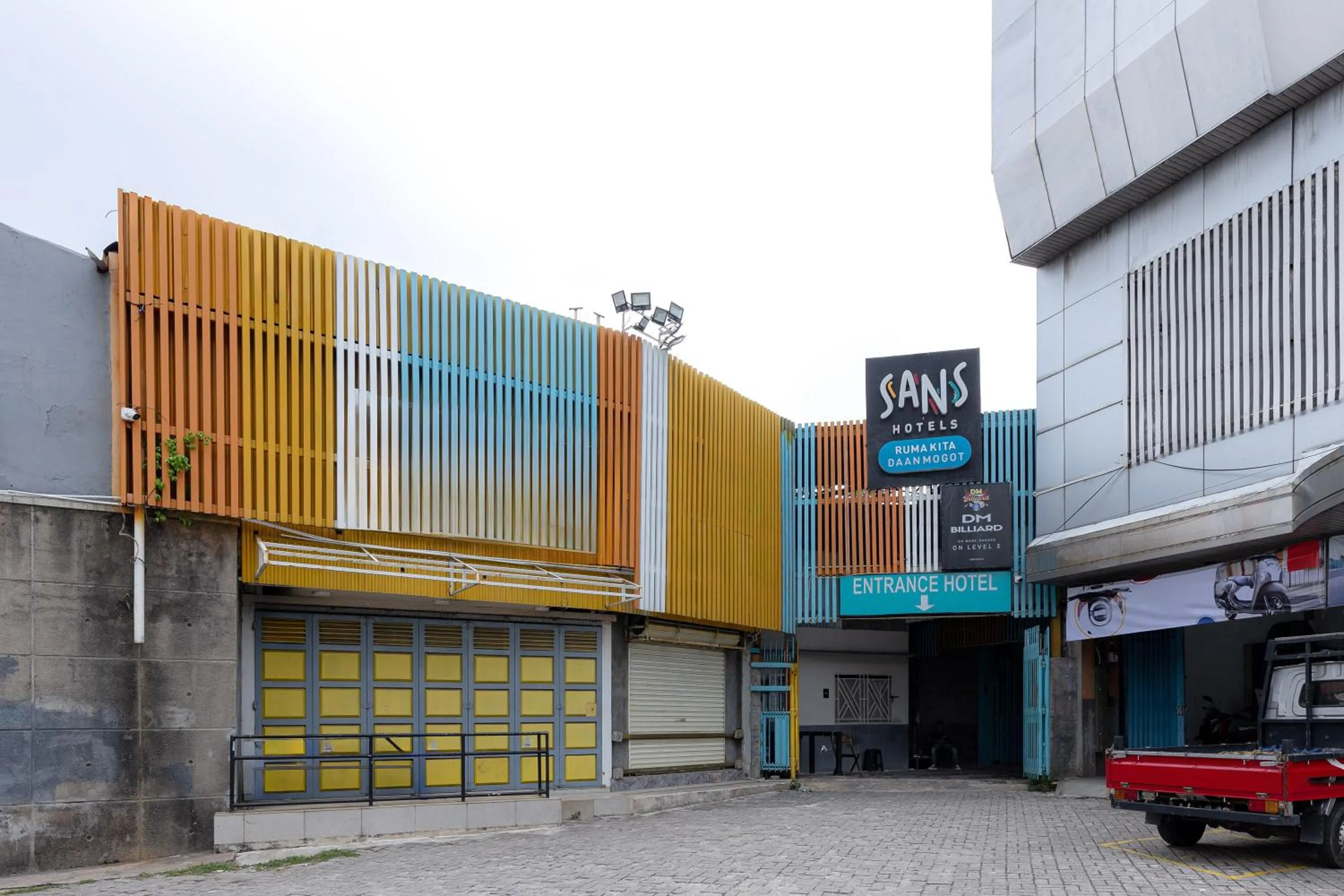 Property building in Sans Hotel Rumah Kita Daan Mogot by RedDoorz