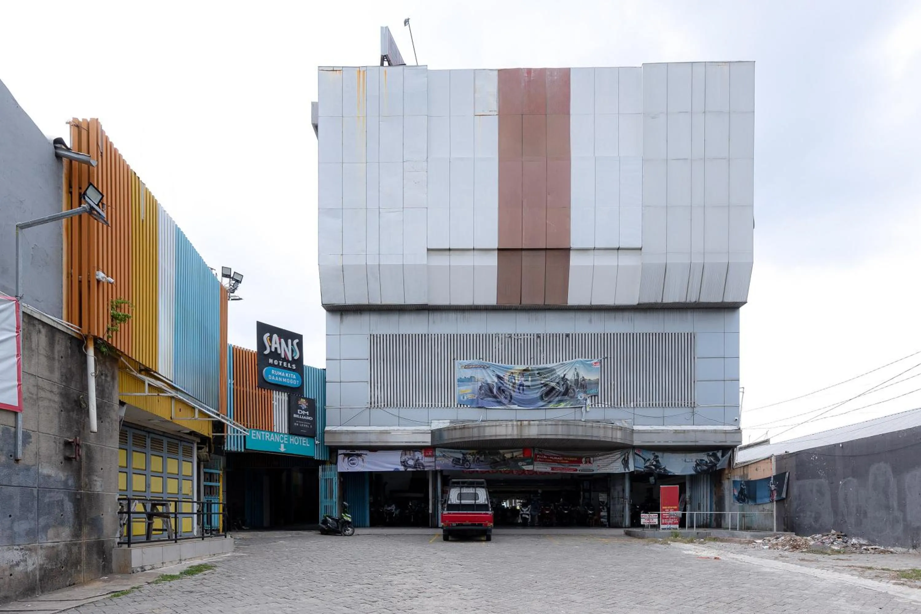 Property building in Sans Hotel Rumah Kita Daan Mogot by RedDoorz